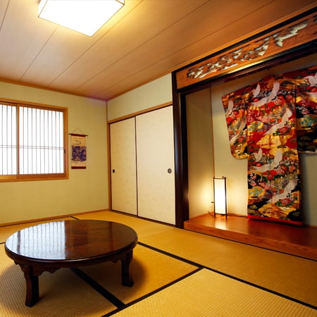 Japanese and Western rooms for groups and families <No smoking>