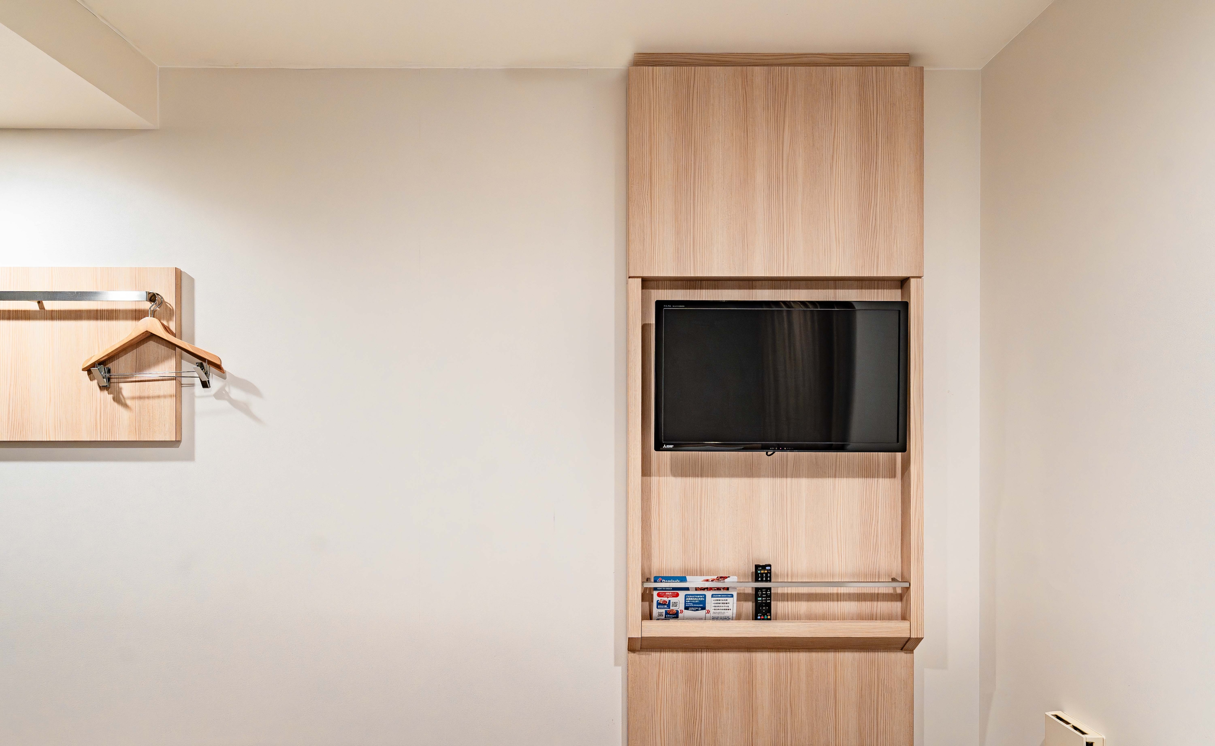 TV di kamar tamu