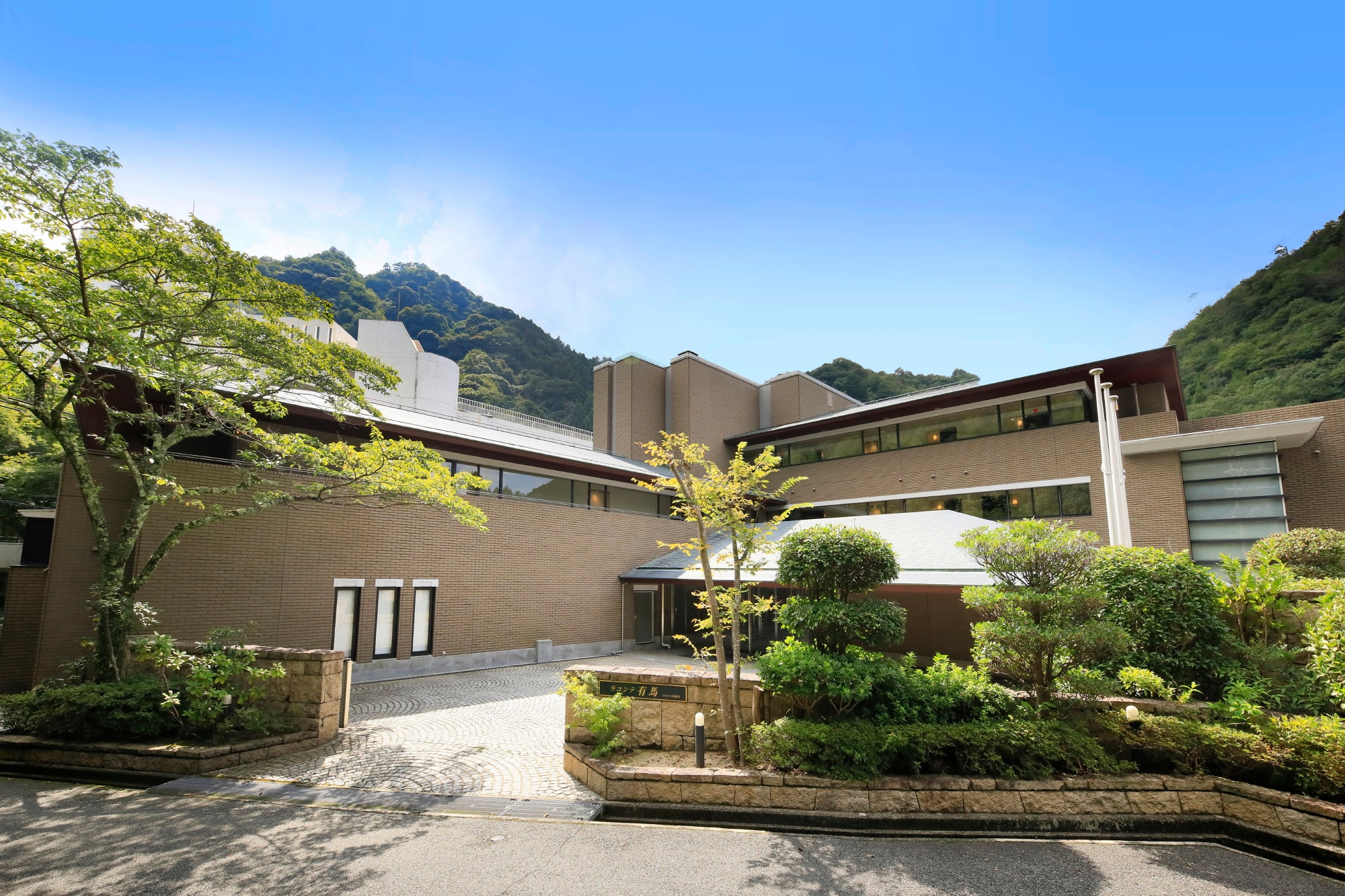 [Exterior of facility] (daytime)