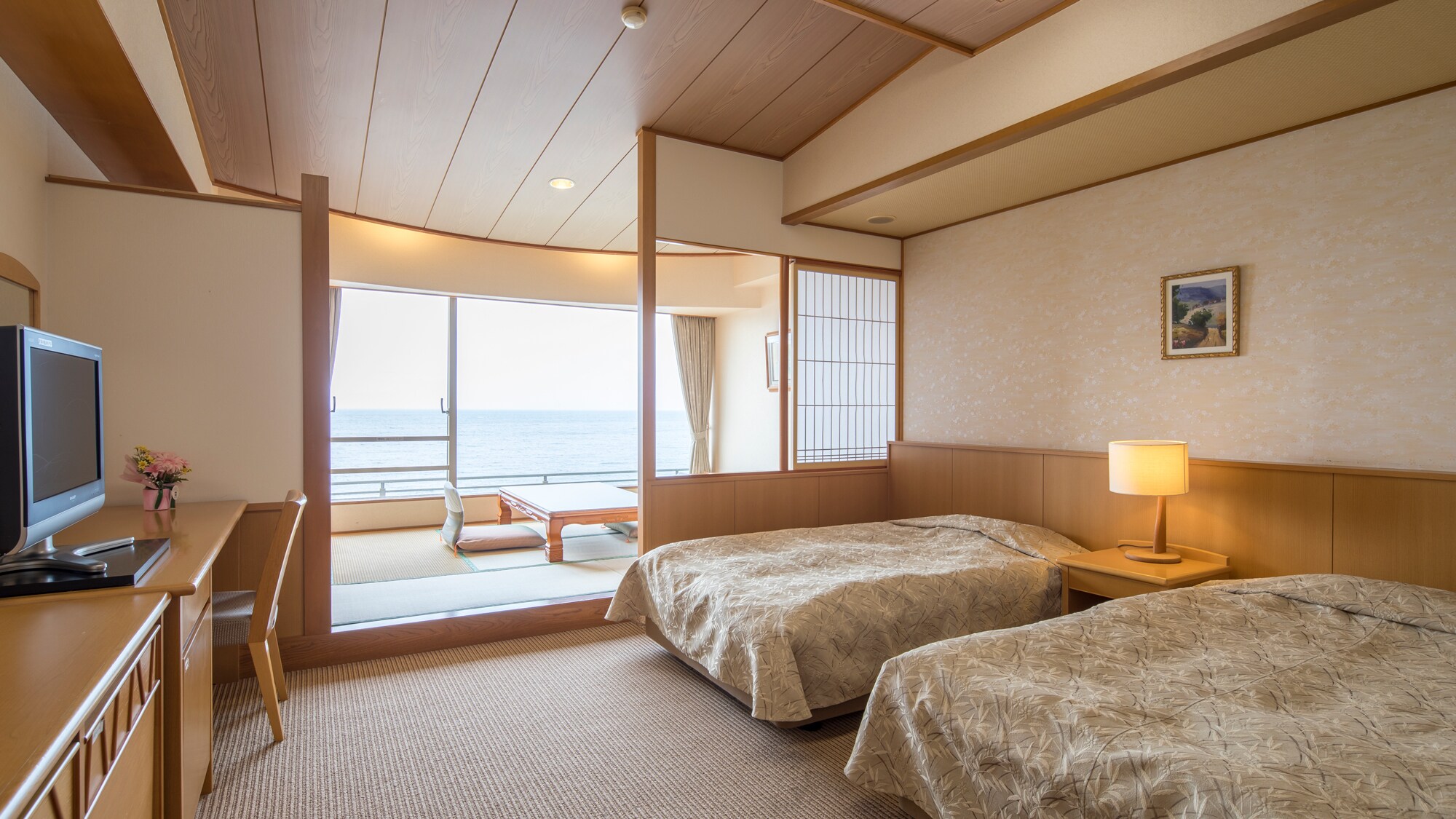 ◆ [Japanese-Western style room (example)] Ocean view (Japanese-style room + twin bed) The room is about 45㎡.