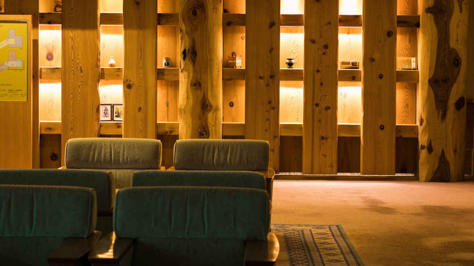 Patung kayu cedar di lobi