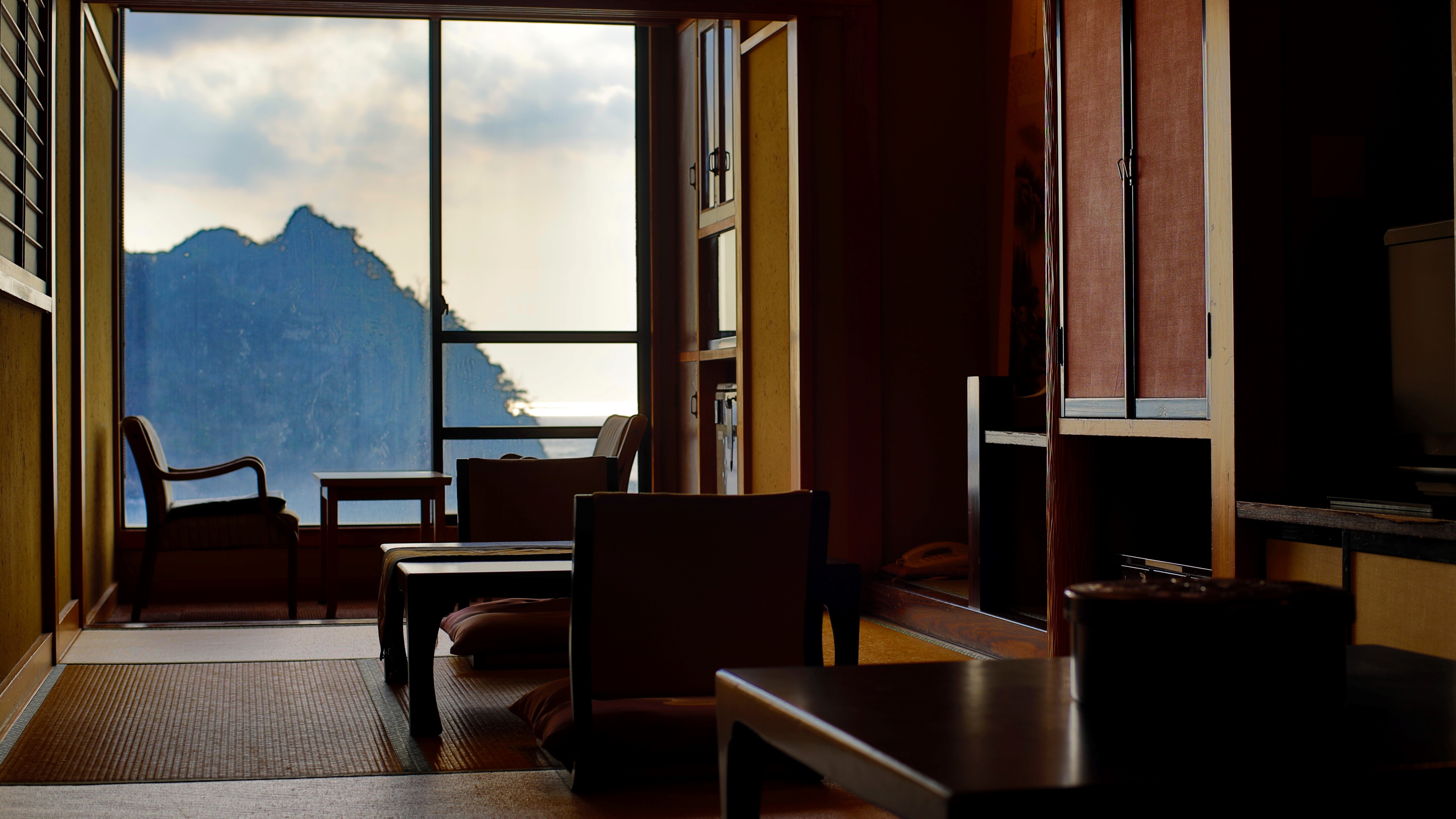 Economy Japanese-style room | 6 tatami mats + 4.5 tatami mats + wide veranda. Although the room is a little small, the view of Sanshiro Island is outstanding.