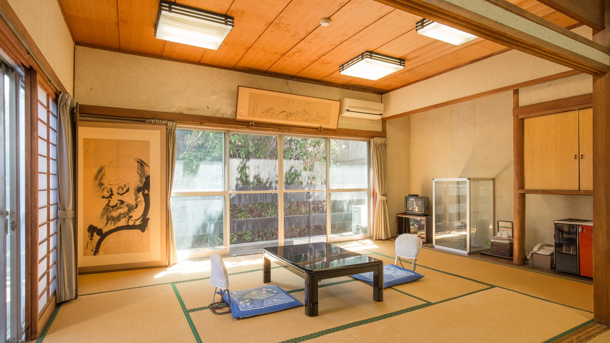 *[Example of guest room: Kiku] A spacious Japanese-style room of 10 tatami mats + 6 tatami mats.