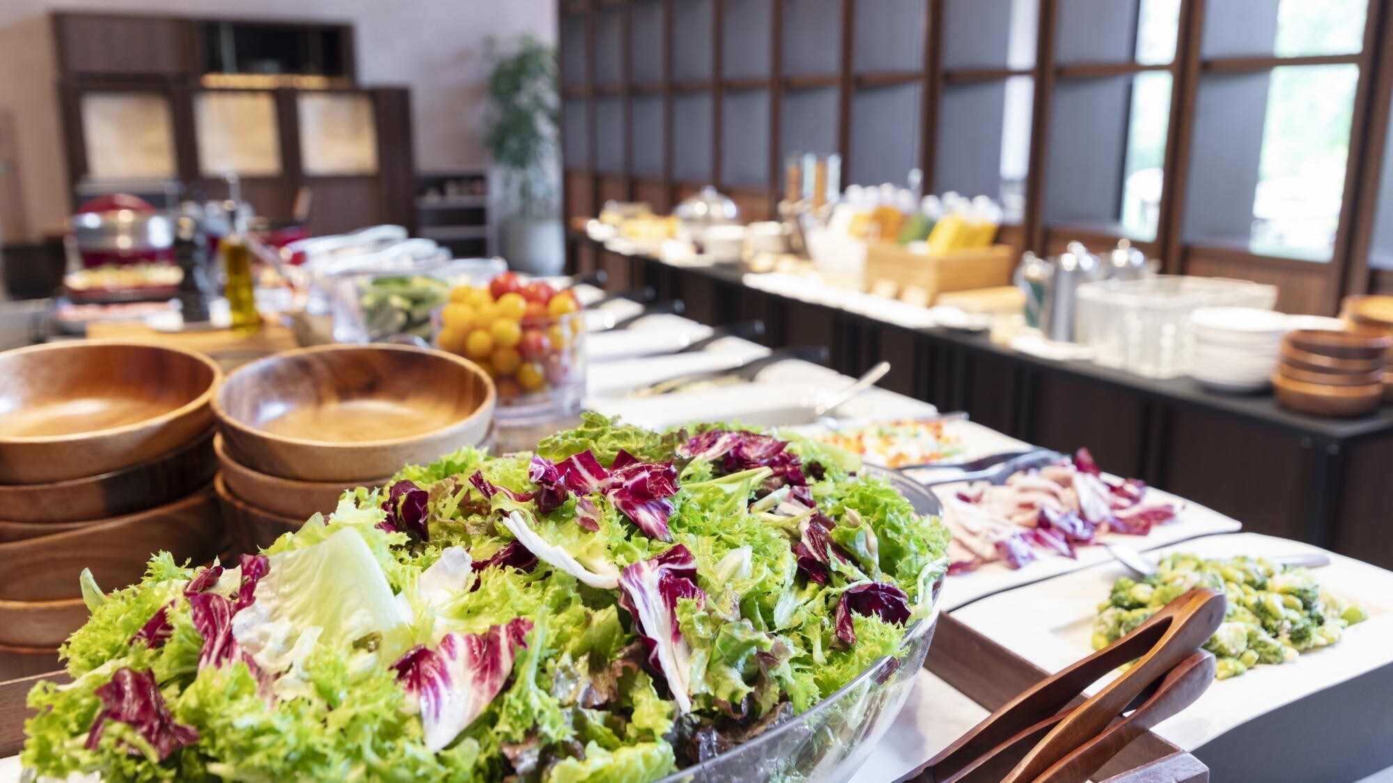 [Breakfast] Enjoy a salad made with plenty of vegetables grown in our own farm and nearby areas.