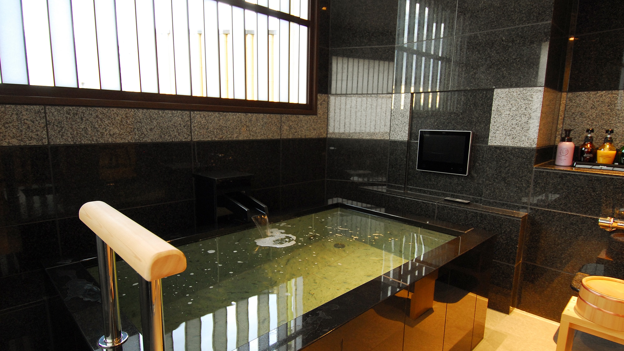 帶室內浴池的“Ginsen”套房 202