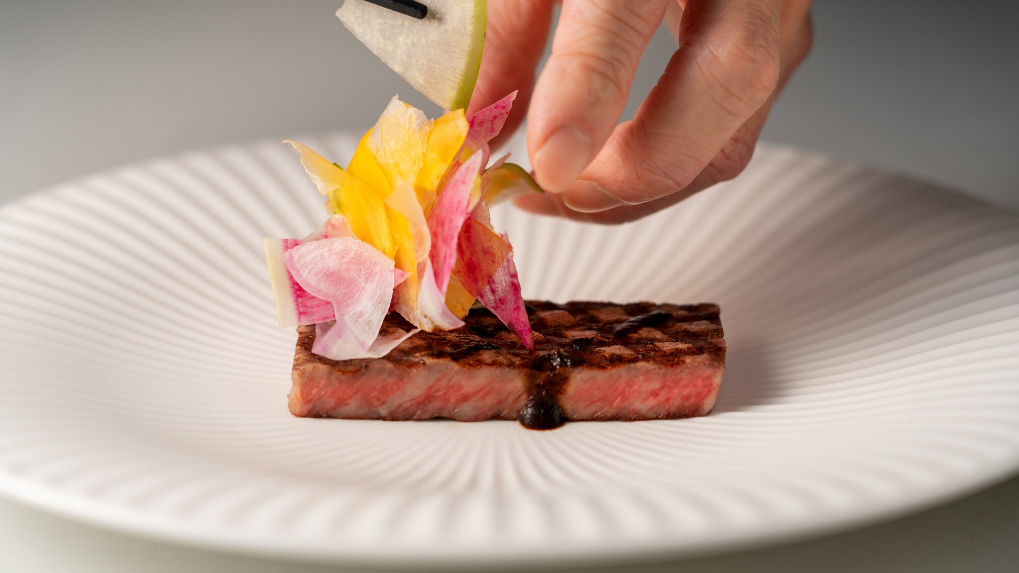 Trình bày món thịt bò nướng Matsusaka (Il Ristorante)