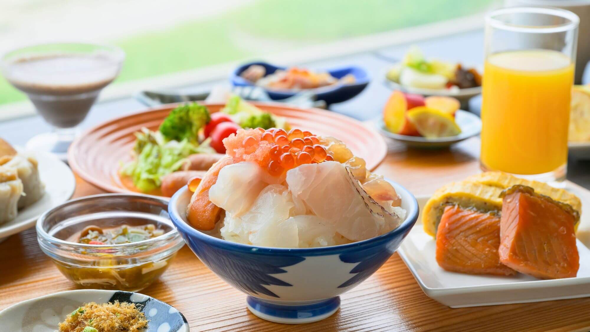 【自助早餐】享用我們獨創的海鮮蓋飯，上面舖有新鮮的刺身和岩船當地種植的越光米。
