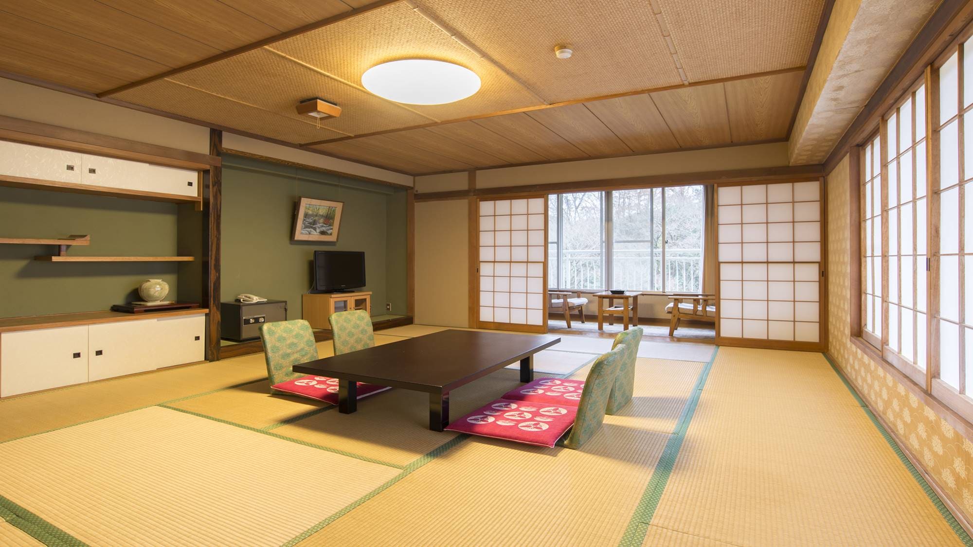 * [Room (Japanese-style room 15 tatami mats)] Relax and stretch your legs in a spacious Japanese-style room.