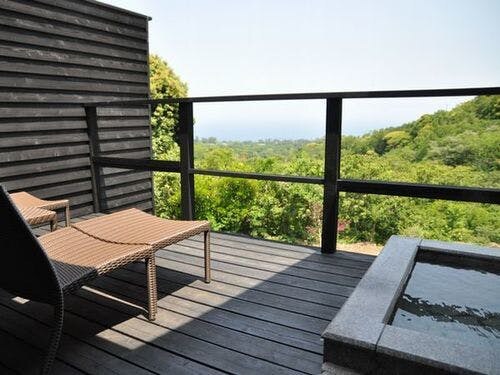 Guest room with open-air bath