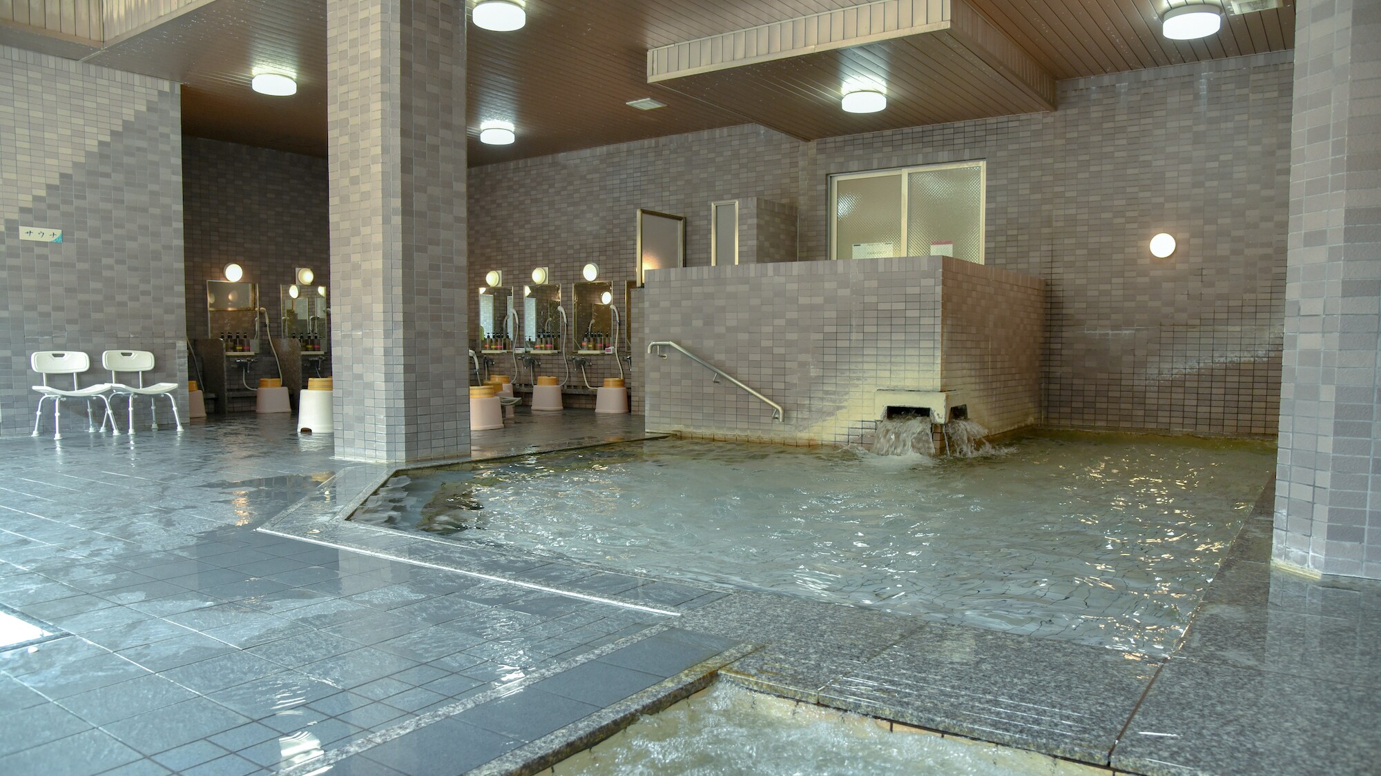 注入榊原温泉水的大浴场