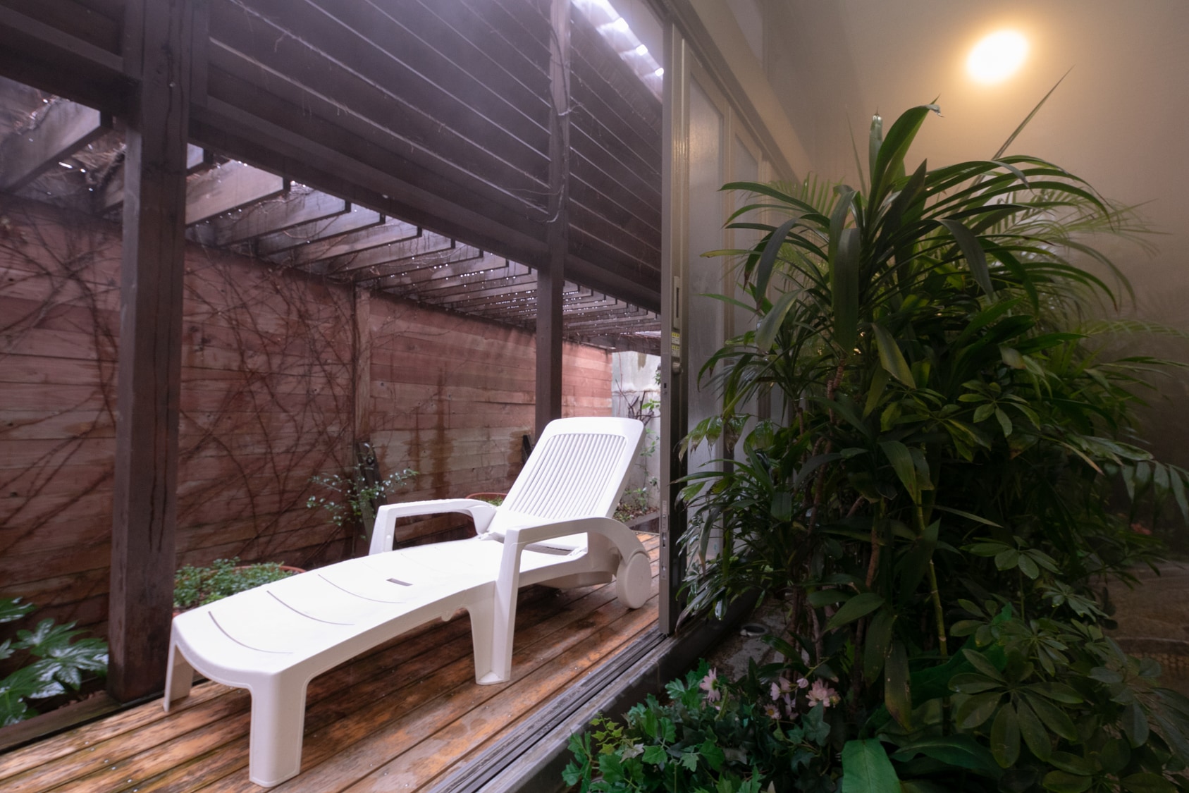 Relaxing space: Surrounded by trees and flowers, you can enjoy a relaxing forest bathing experience.