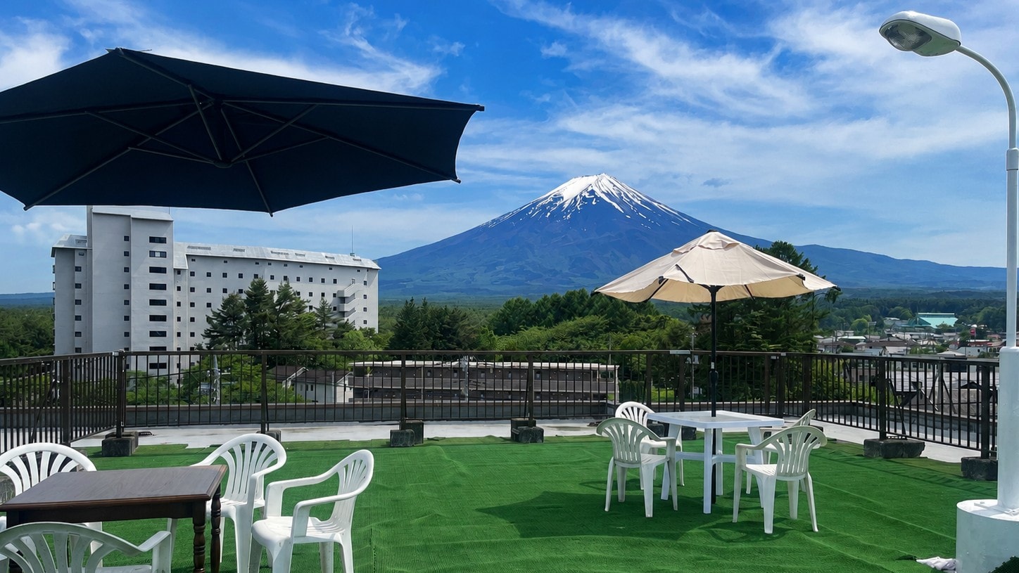 在遮阳伞下欣赏屋顶美景。