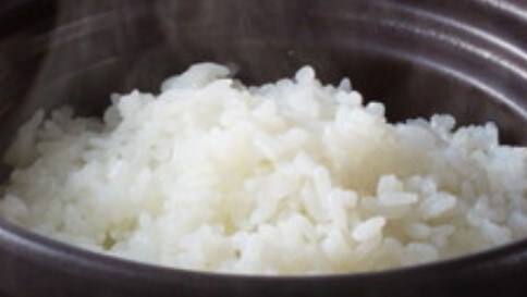 在一天的开始。吃新鲜的米饭。