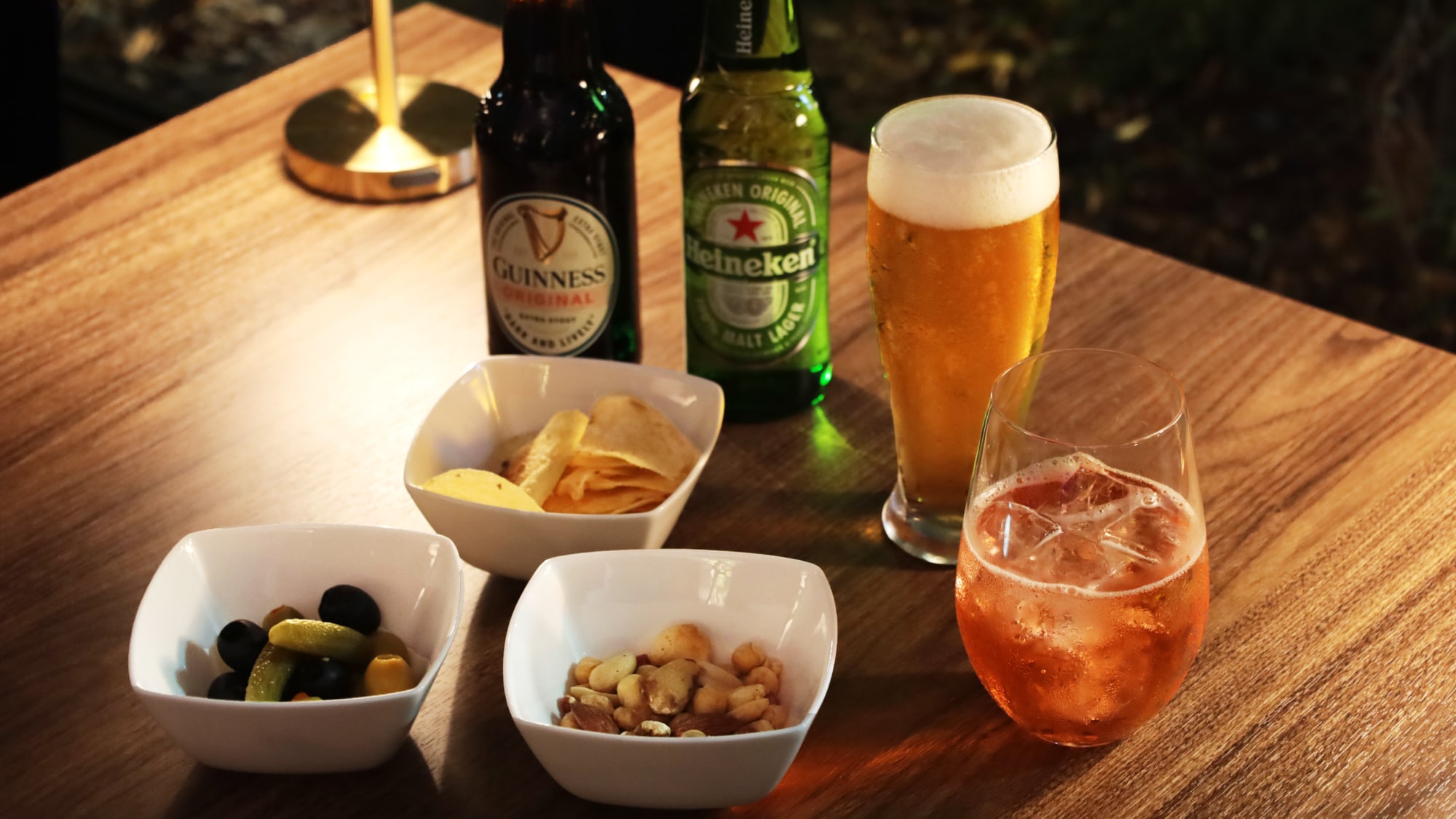 酒吧營業時間：晚上 7:30 - 9:00 供應小吃、酒精飲料和軟性飲料