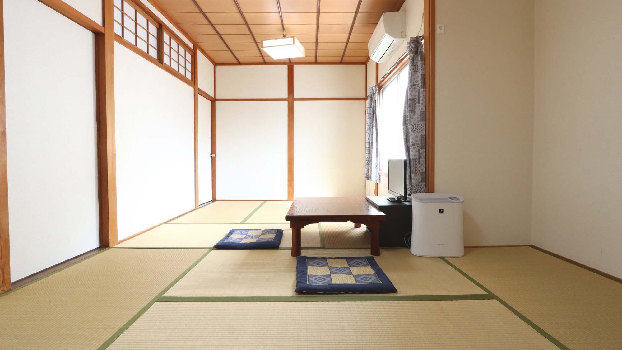 [10.5 tatami Japanese-style room] Please rest in a calm space.