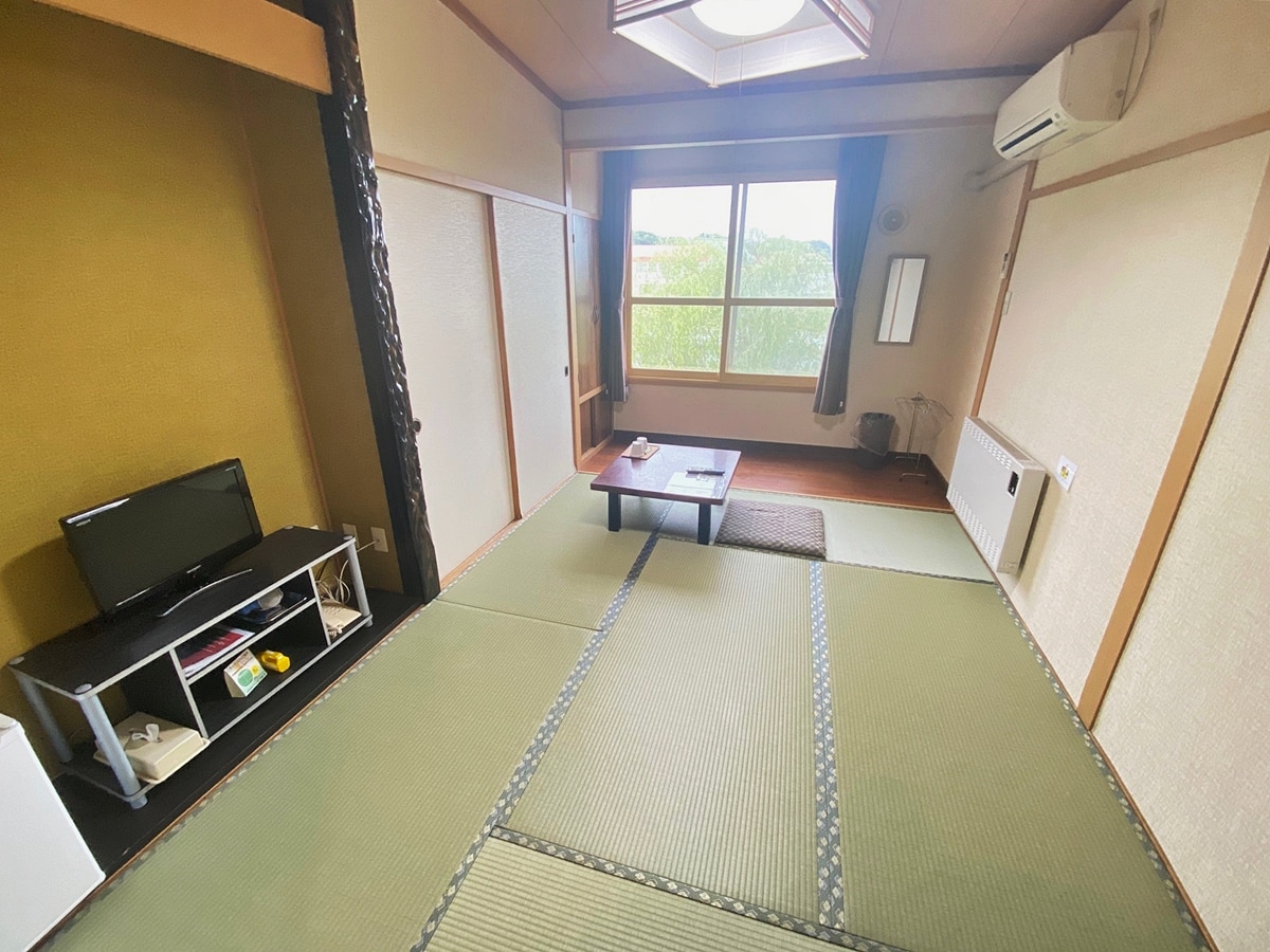 Japanese-style room (6 tatami mats) (shared bathroom and toilet)