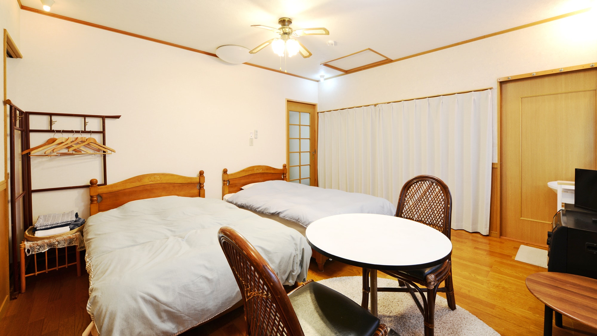 *[Example of guest room] Western-style room with 10 tatami mats. Please relax in a spacious space.