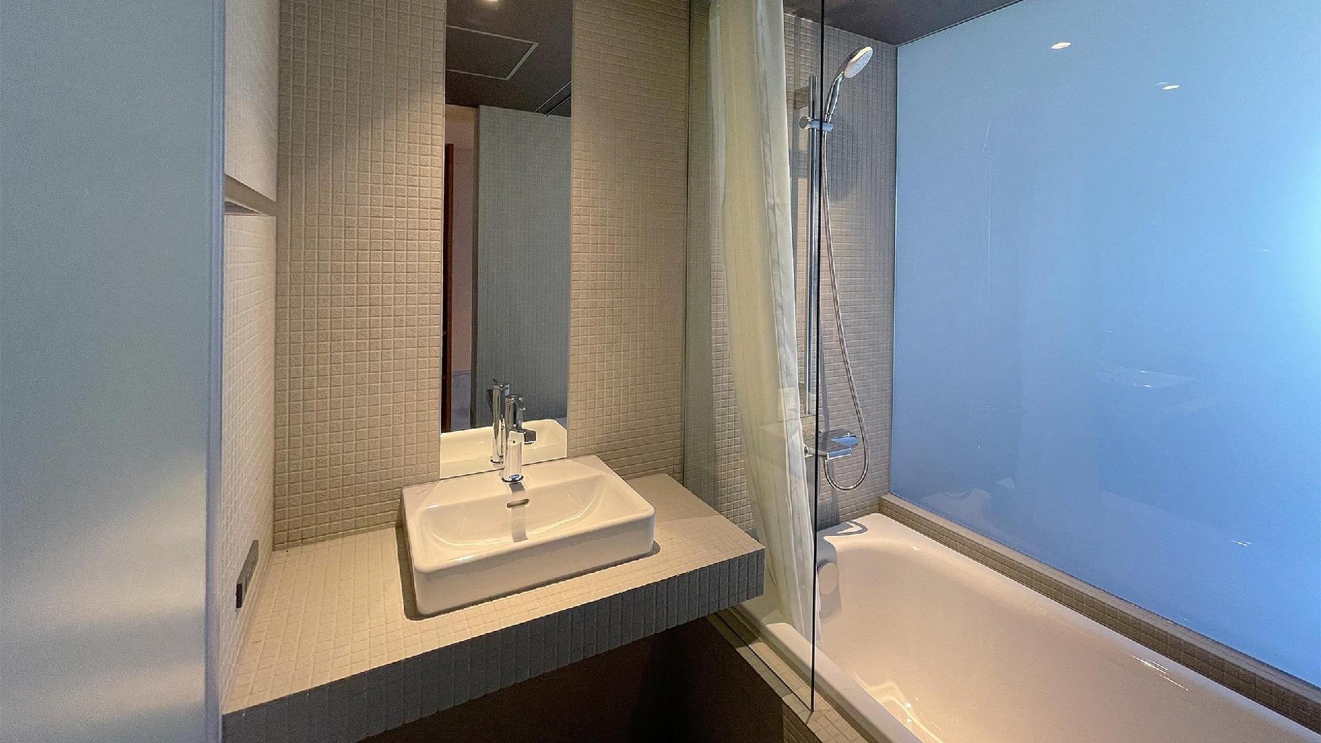 Queen Bathroom