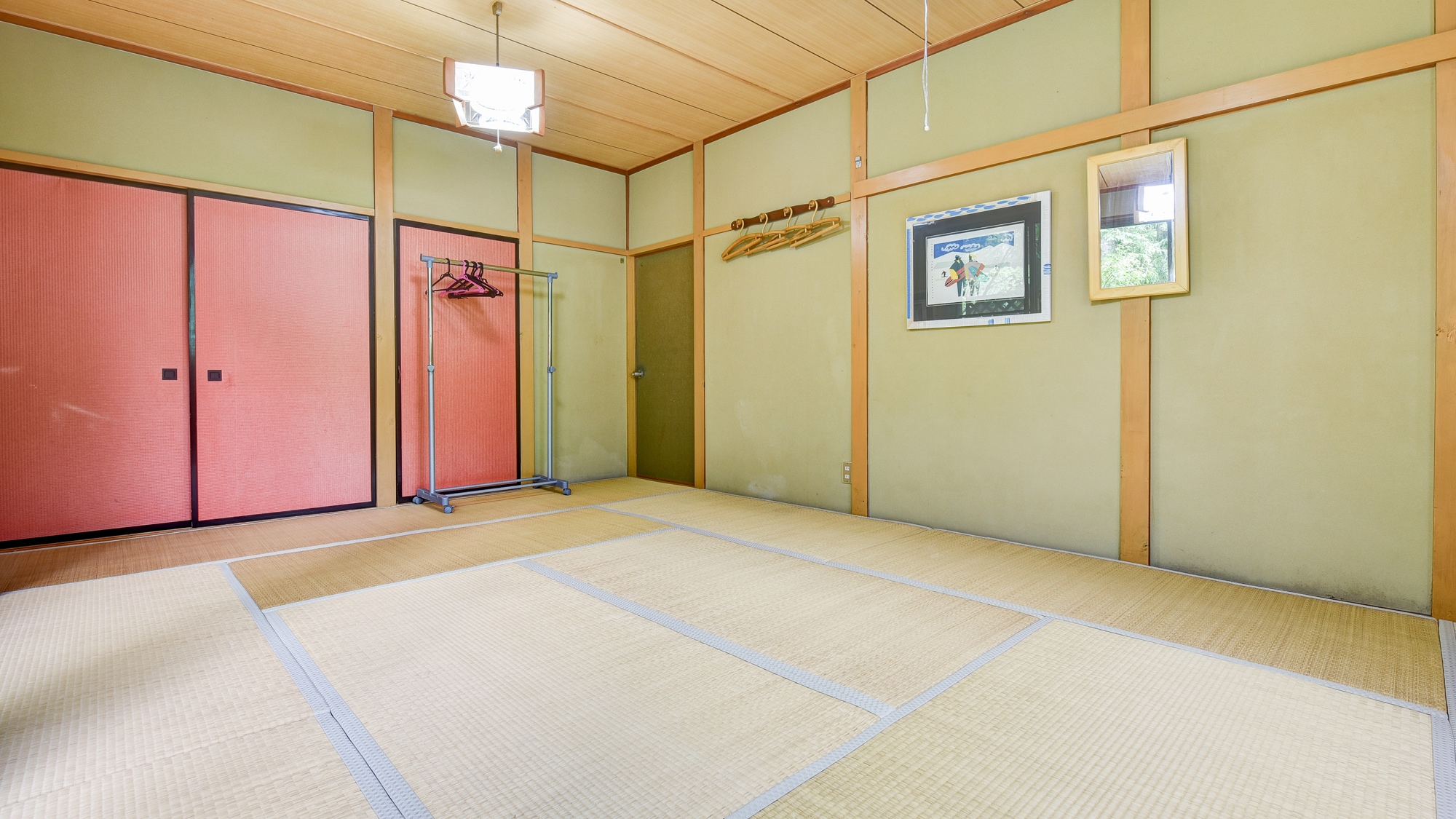*[Non-smoking Japanese-style room with 12 tatami mats] A spacious Japanese-style room. Stretch your legs and relax!