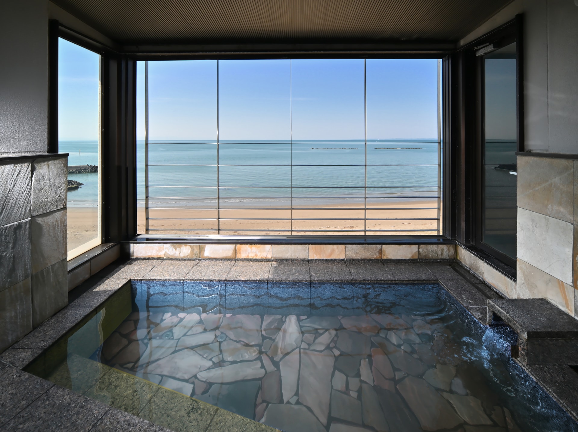 Open-air observation bath