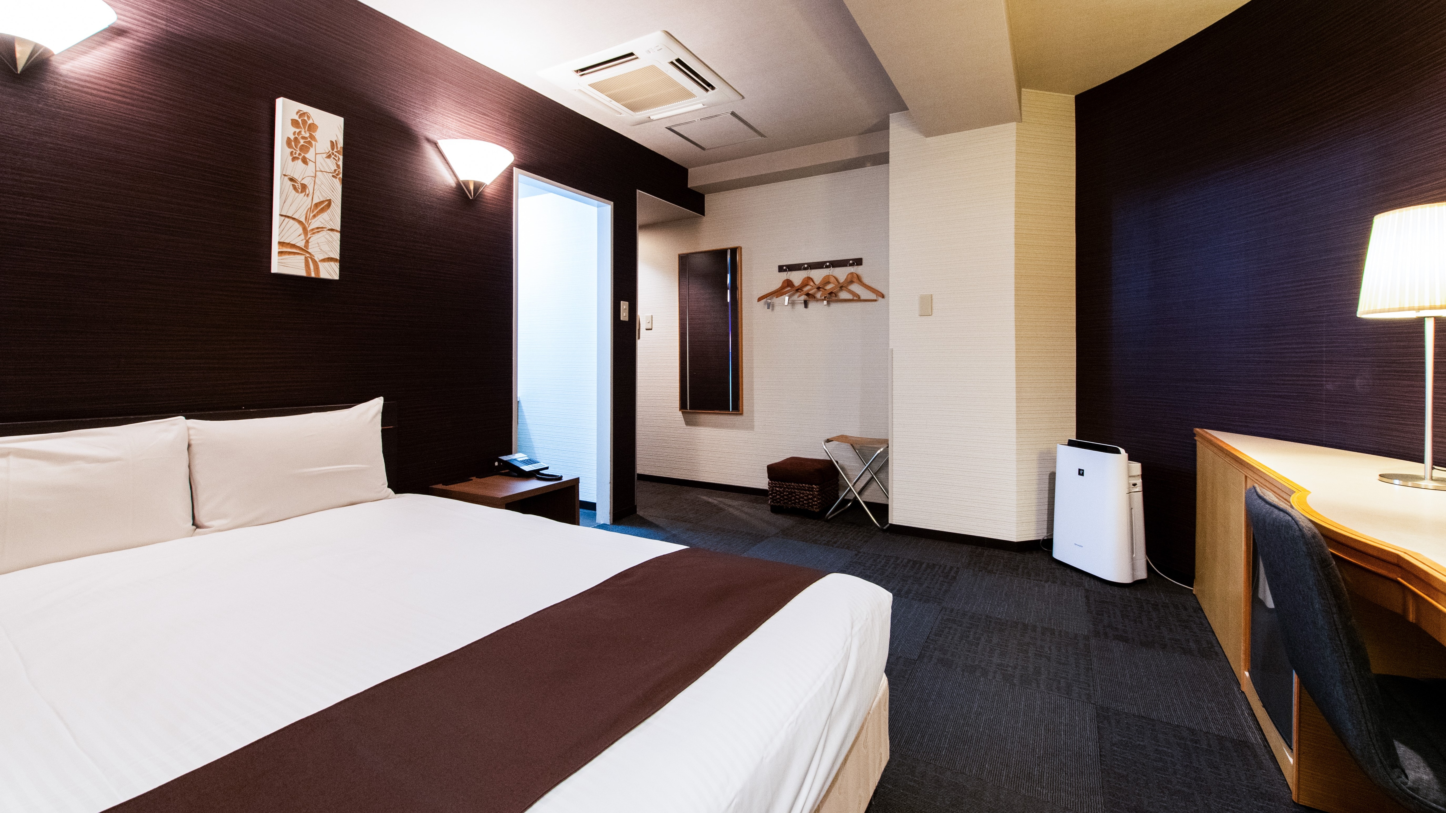 *Double room/separate washbasin: A double room with one Simmons 140cm wide bed.
