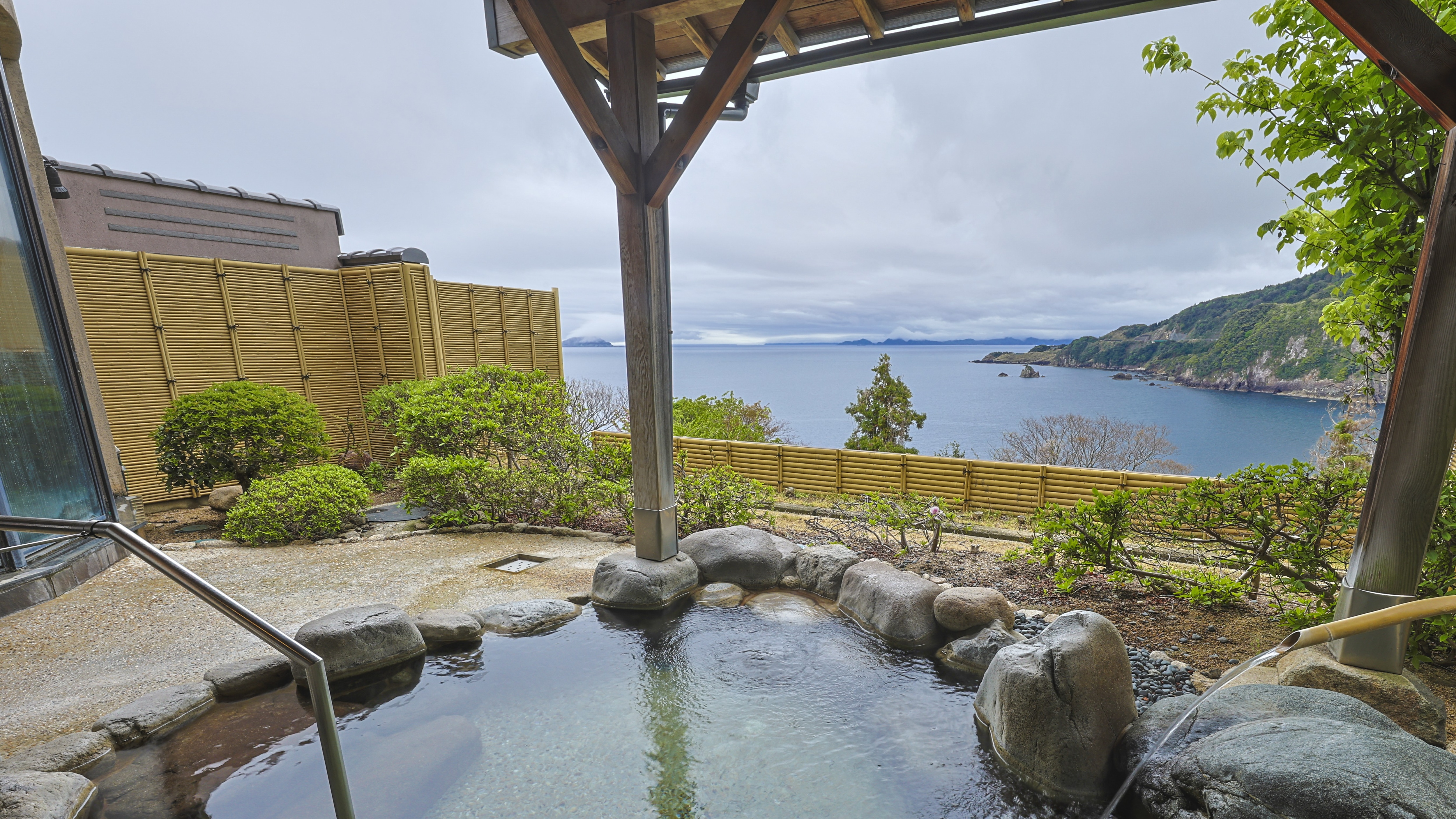 A blissful bath that becomes one with the sea and sky of Ine... Our privately-dug natural hot spring with a pH of 8.80 "Large public bath, open-air bath"