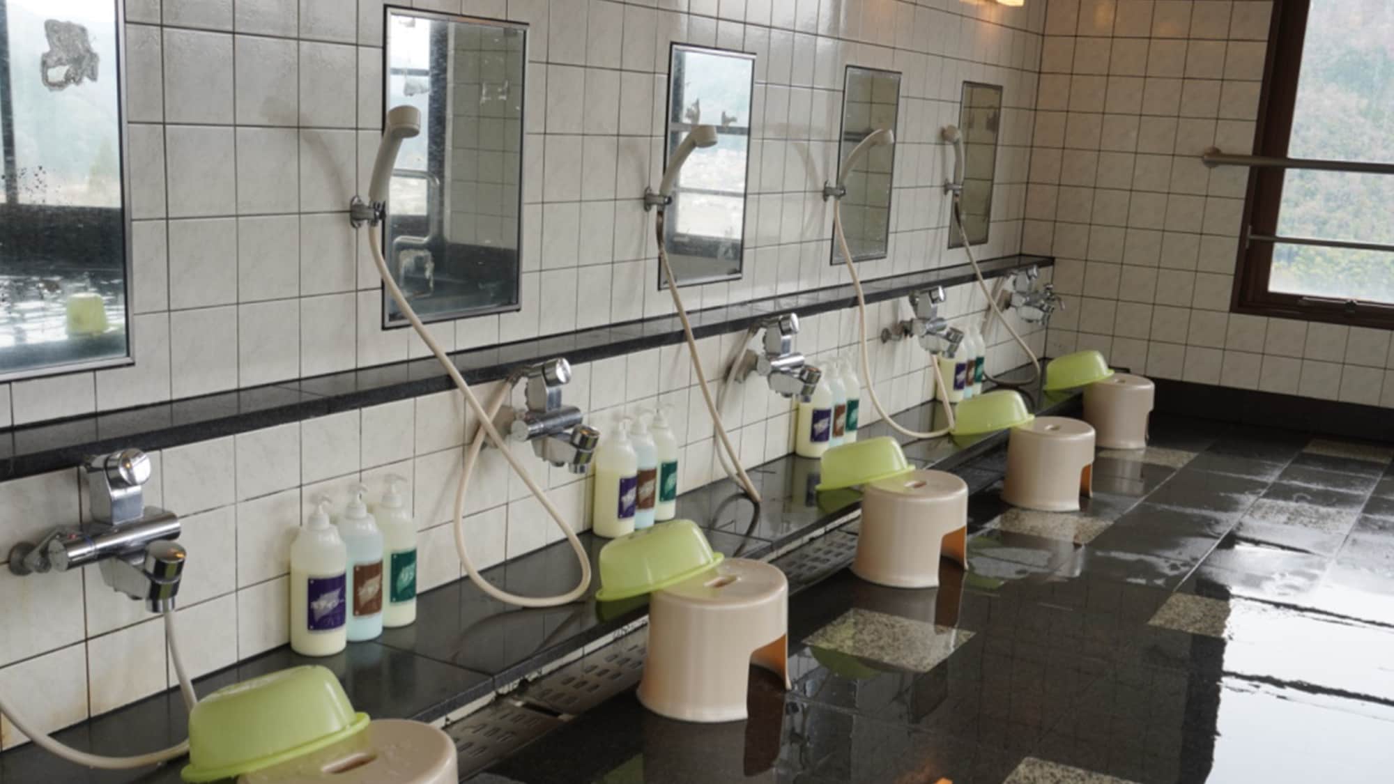 [Alkaline hot spring observation bath] Shampoo and conditioner are provided.