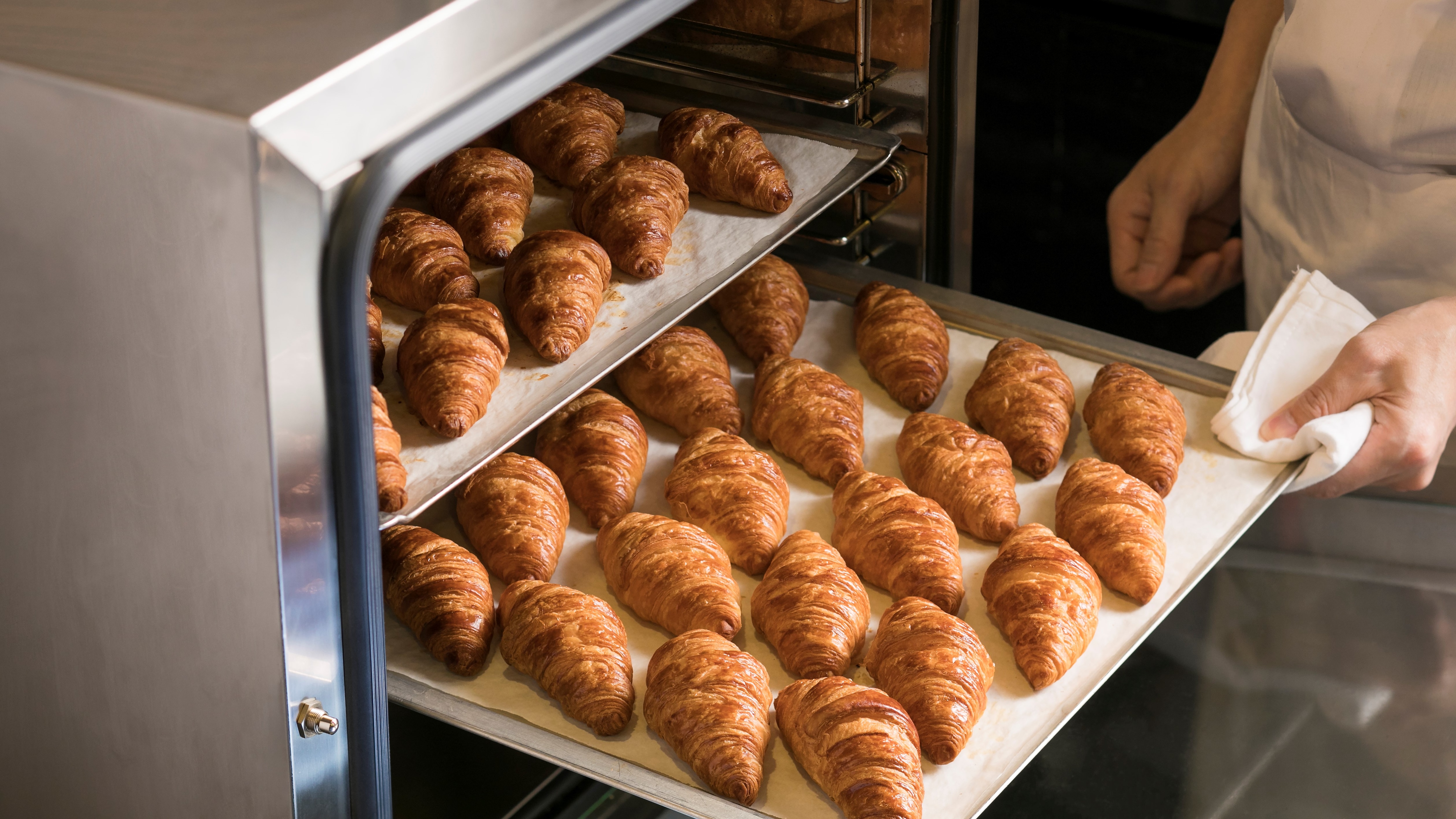 Croissant yang baru dipanggang dipanggang setiap pagi di restoran sarapan.