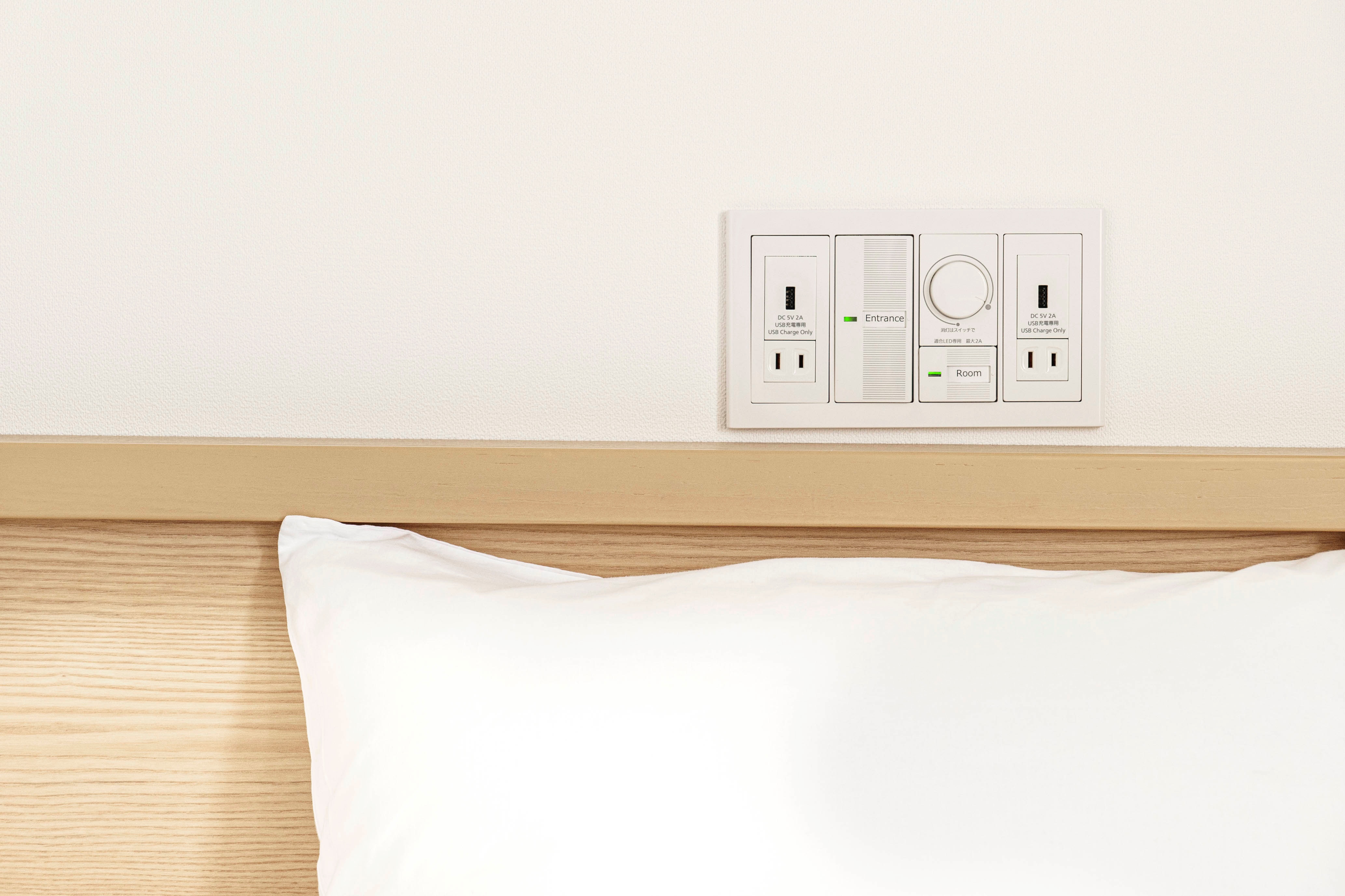 Convenient USB power supply at your bedside!