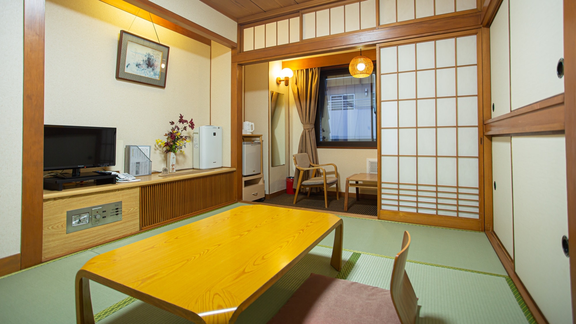 * [Japanese-style room with 6 tatami mats] It looks like you might forget that you are in a downtown area.