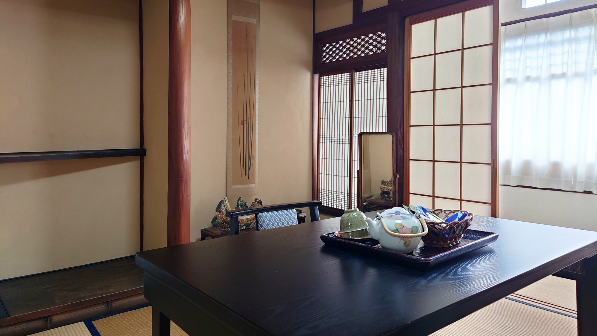 [Waiting room included, upper Japanese-style room (12.5 tatami mats, non-smoking, second floor, with key)] Good sunlight