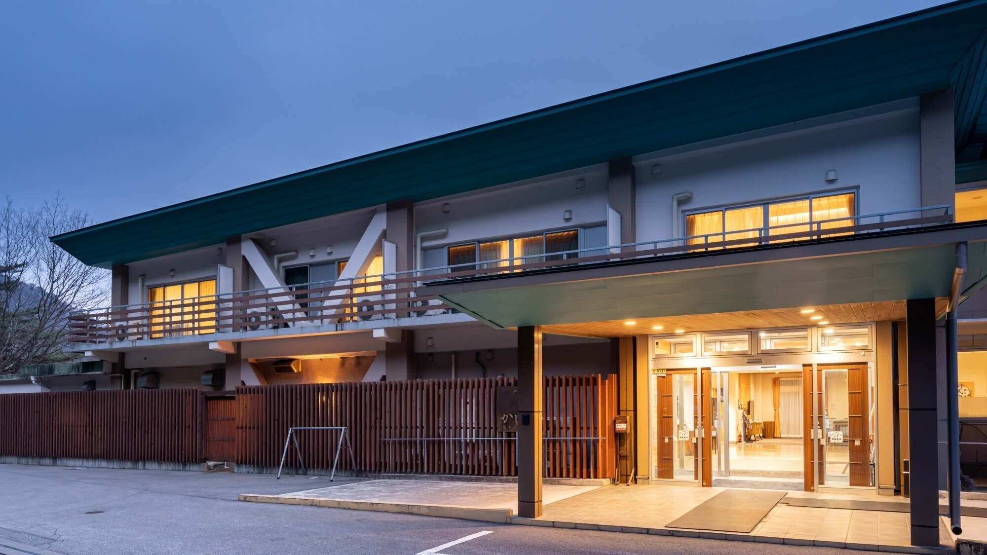 [Bên ngoài] Được bao quanh bởi màu sắc của bốn mùa, nhà trọ này tự hào có suối nước nóng làm đẹp da và phòng tắm ngoài trời với tầm nhìn ngoạn mục.