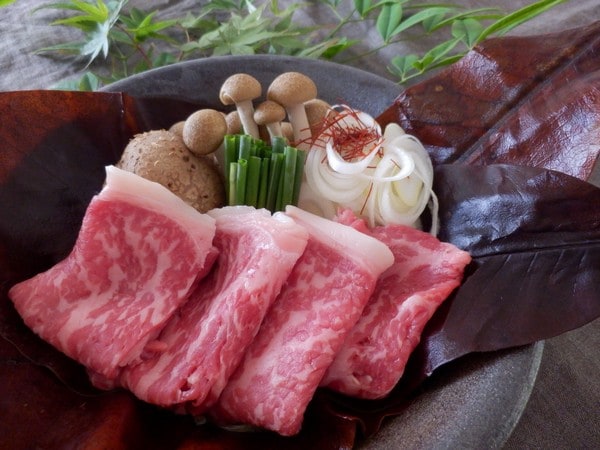 [Omi beef porcelain with miso and magnolia leaves] The aroma of the chef's special miso and magnolia leaves will whet your appetite♪