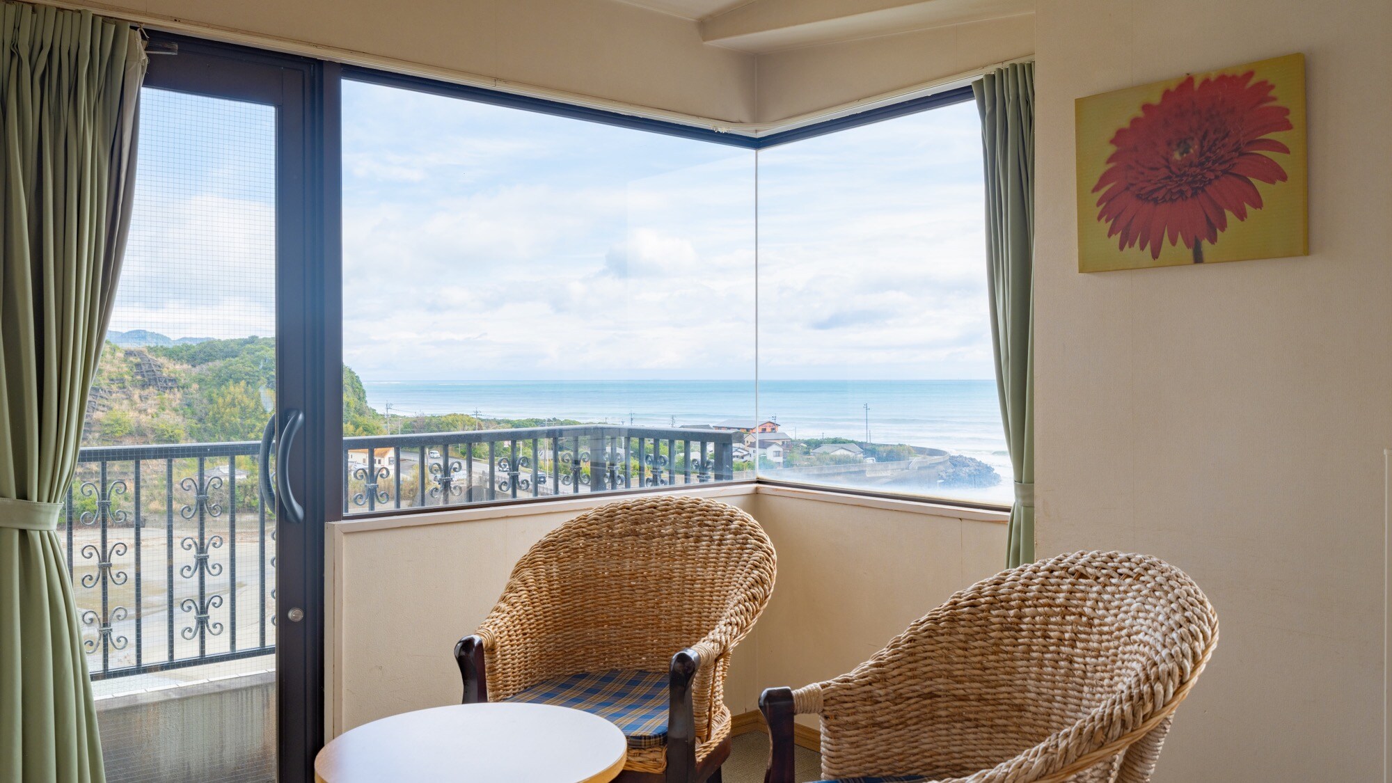 Double rooms are available in corner rooms and rooms with curved windows in the center.