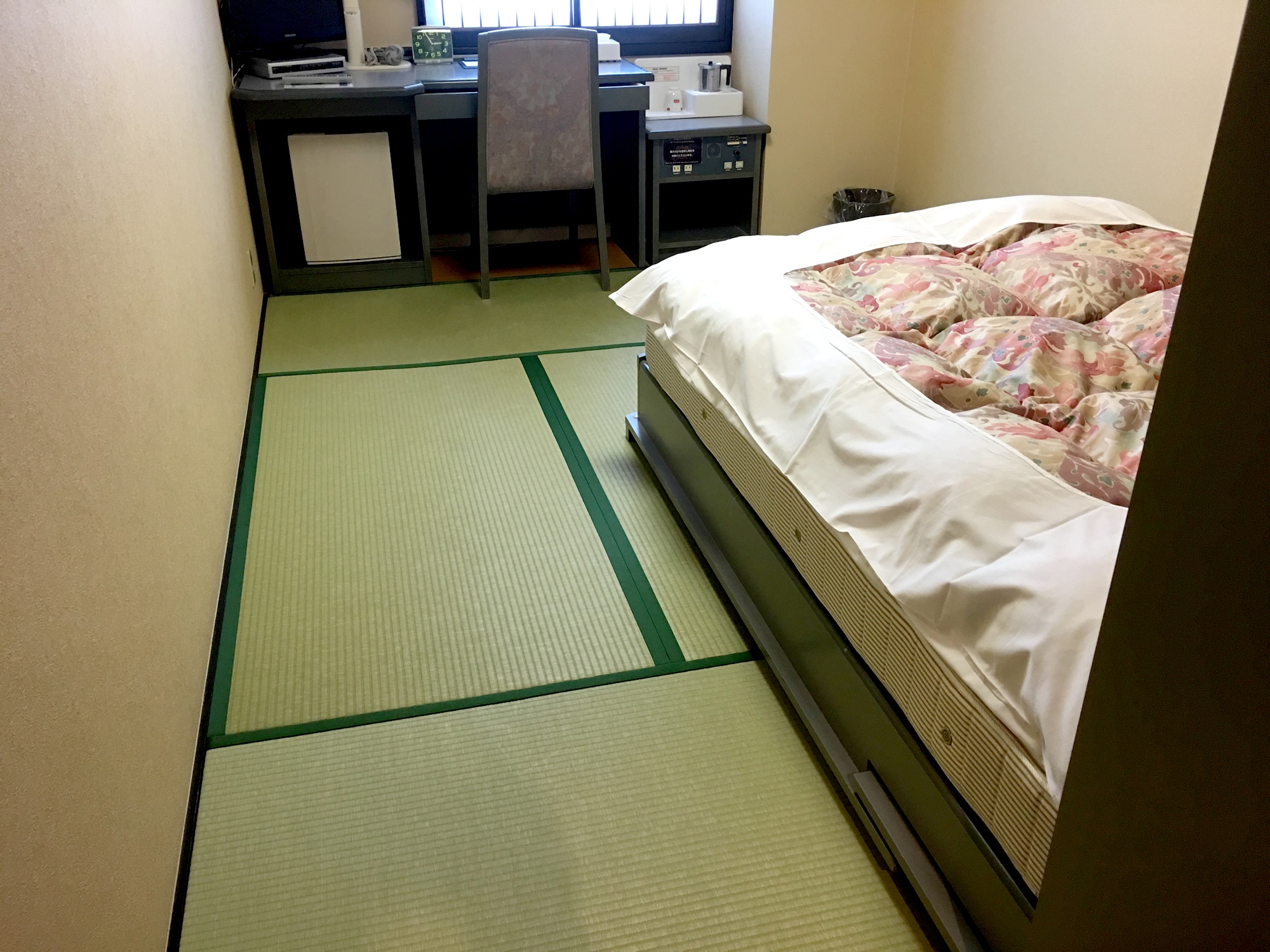 Japanese-style single (bed) * Smoking room only