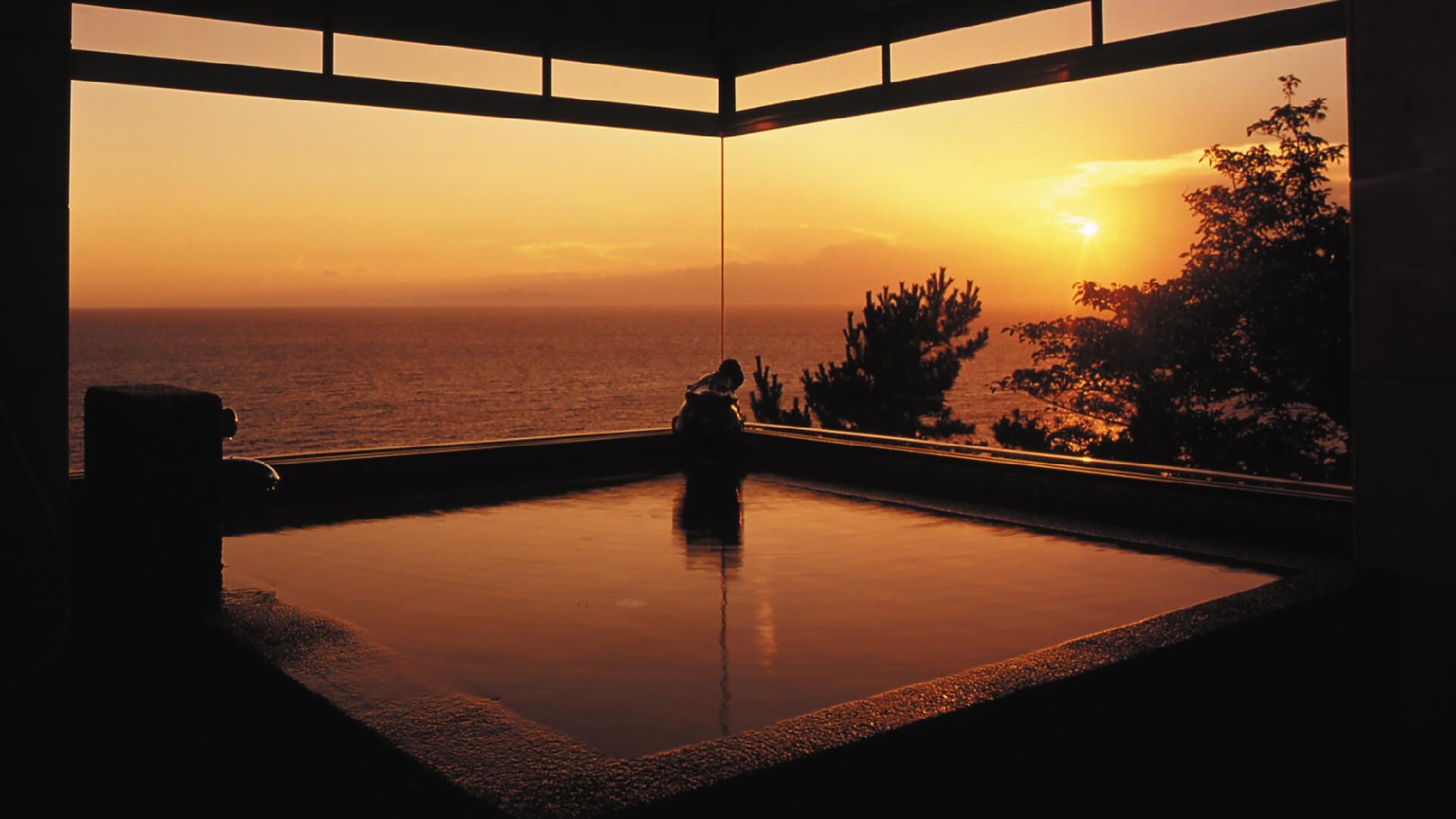 Crescent moon room observation bath