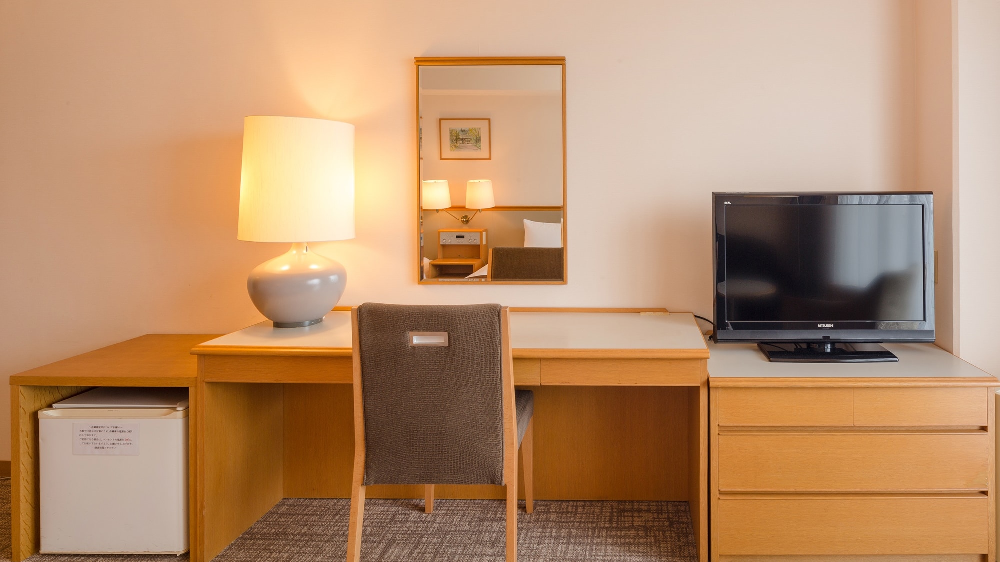 * [Western-style twin room] With a desk that allows easy work
