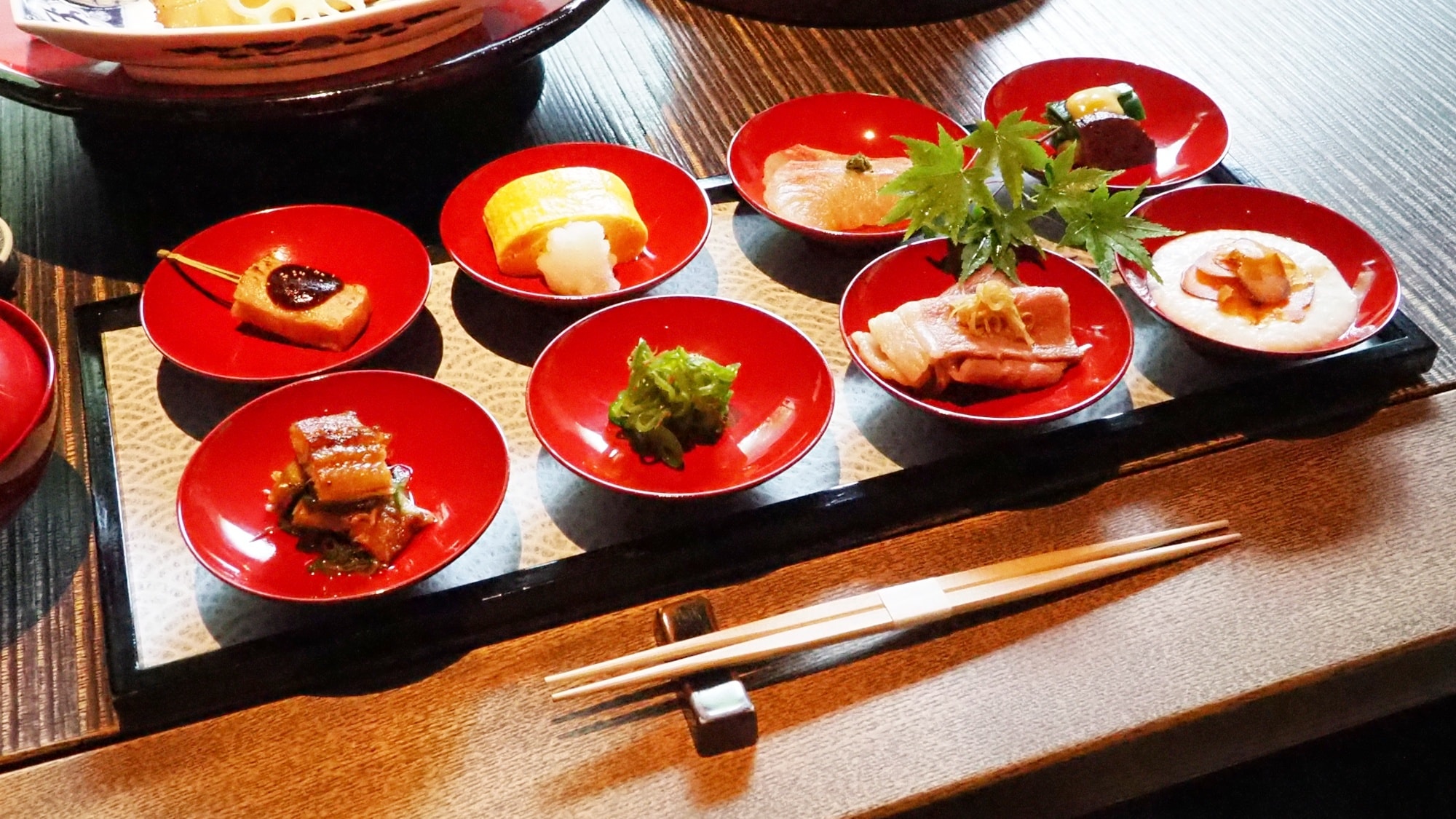 8 kinds of red sake cup dishes *Image