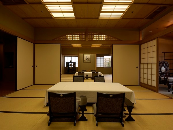 Terdapat 3 kamar bergaya Jepang, 18 tikar tatami, 15 tikar tatami, dan 8 tikar tatami. Ini adalah ruang dengan rasa dan kemewahan.