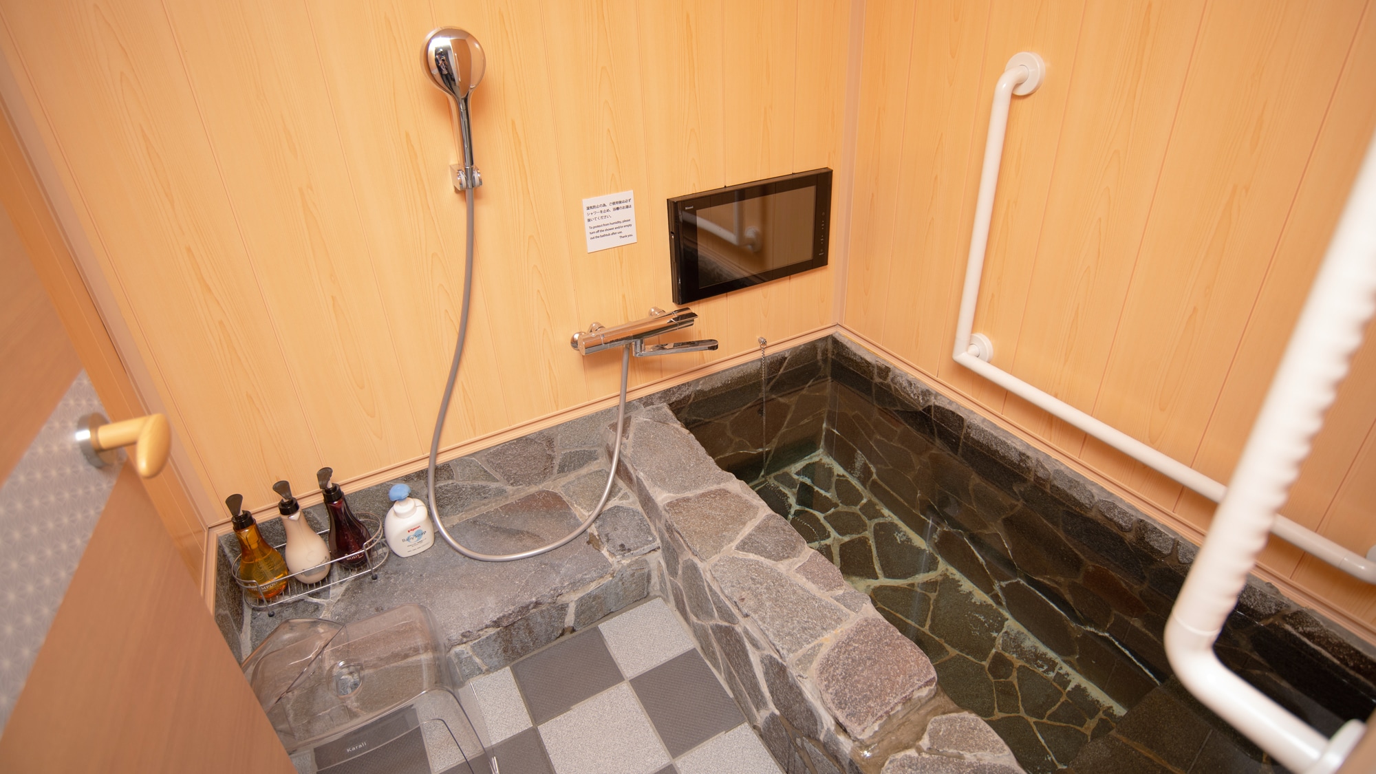 [14 tatami Japanese-style room mount view] Stone bathroom with handrail