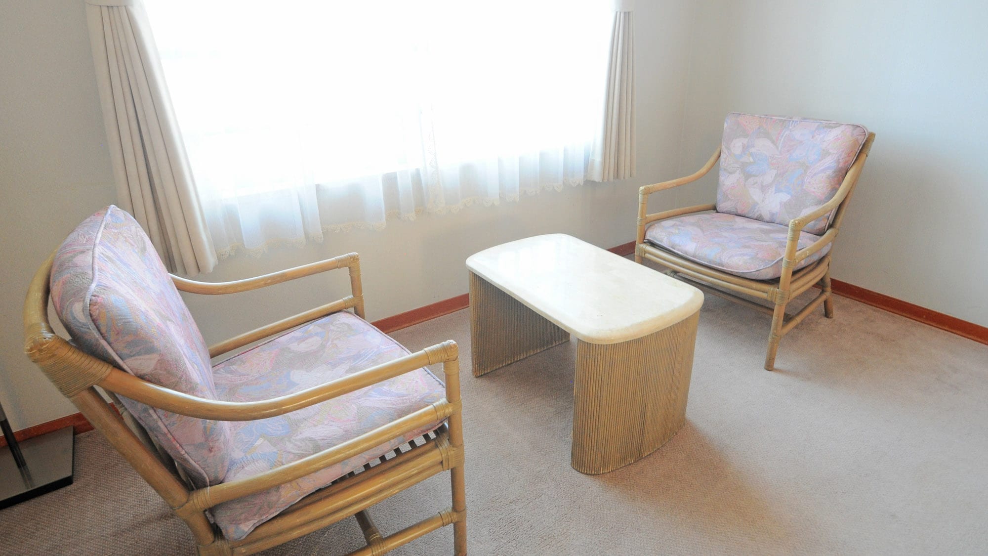 [Guest room] Western-style chairs and table