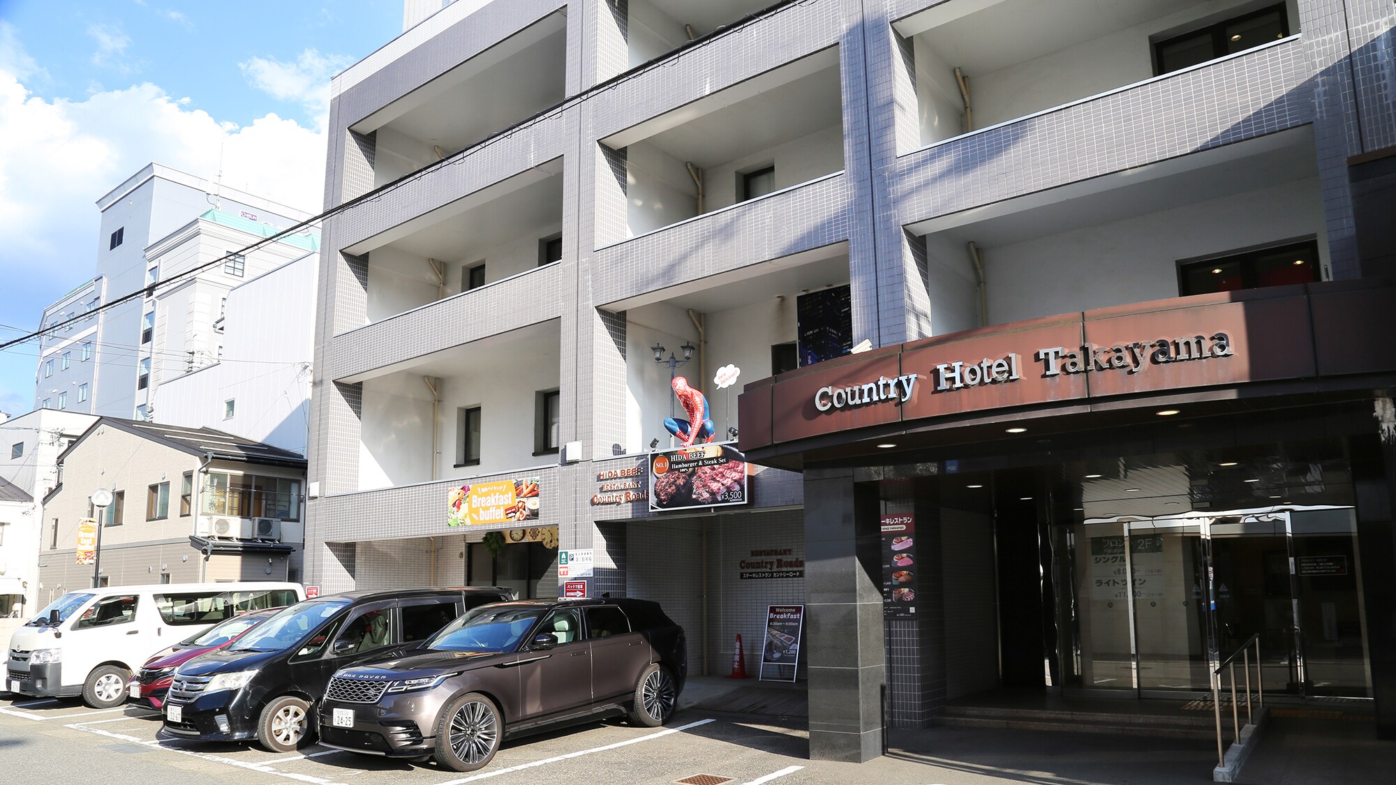 [Exterior] Located right next to the east exit of JR Takayama Station. The front desk is on the second floor.