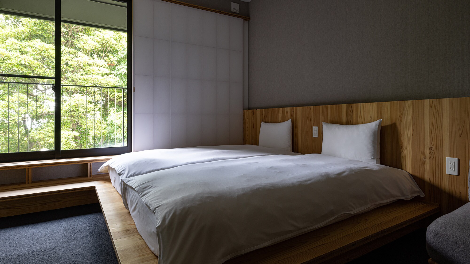 ・[Standard twin room with floor cushion] Outside the window you can see the refreshing greenery.