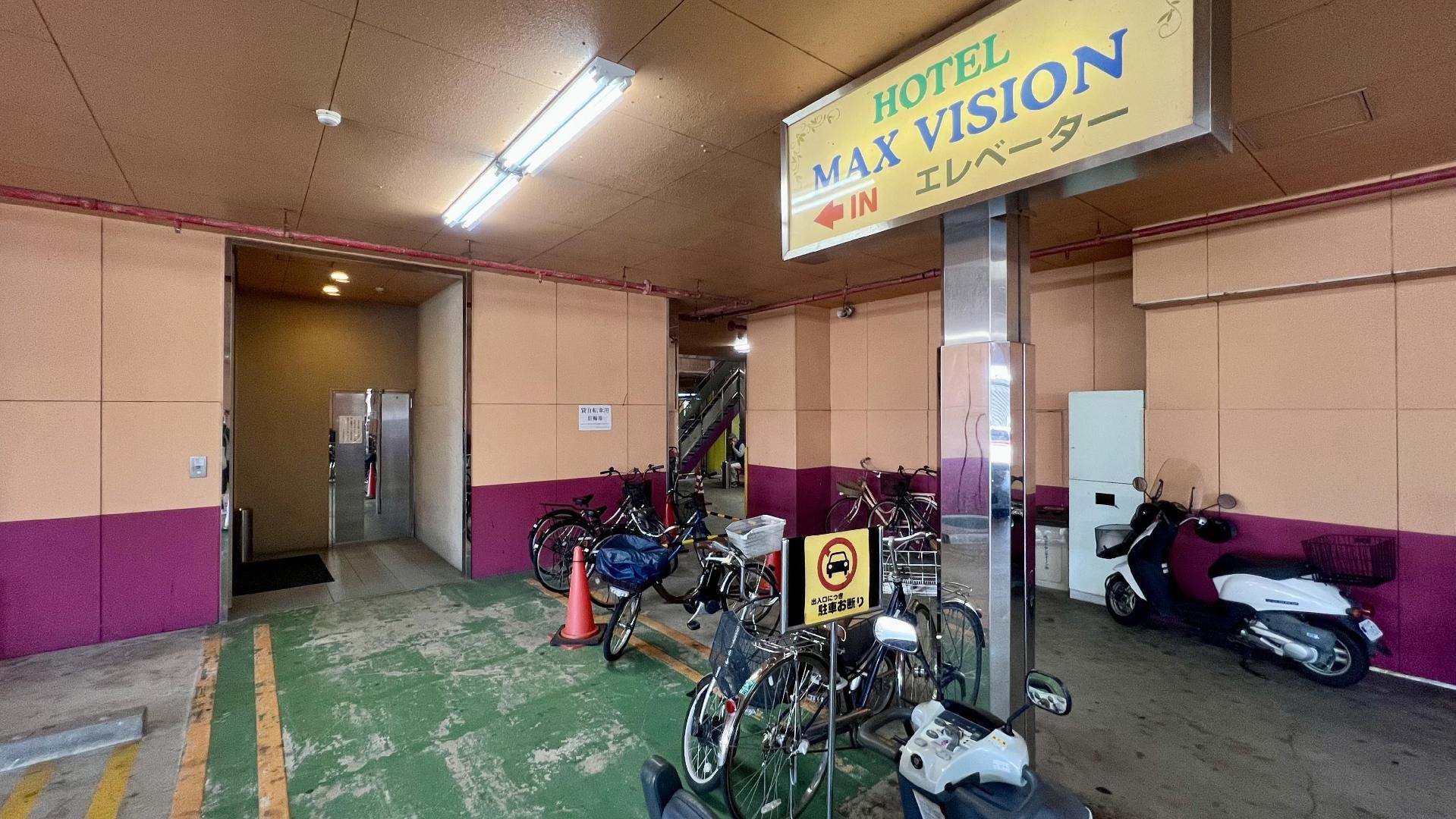 IMG_6903　ホテル１階　正面駐車場より2階フロントへの直通エレベーター入口.jpeg