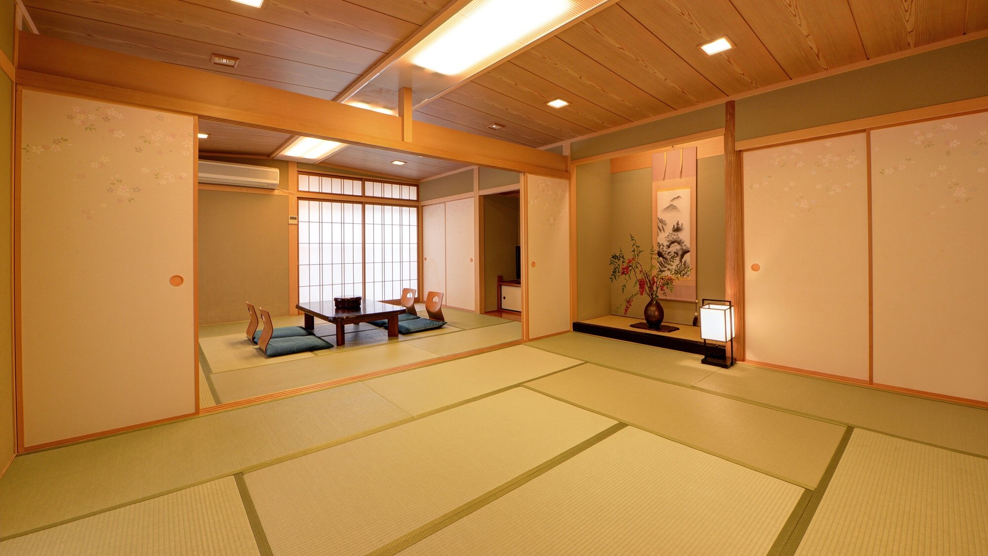 *[Example of a Japanese-style room] This is a 20-tatami room. It varies depending on the number of people.
