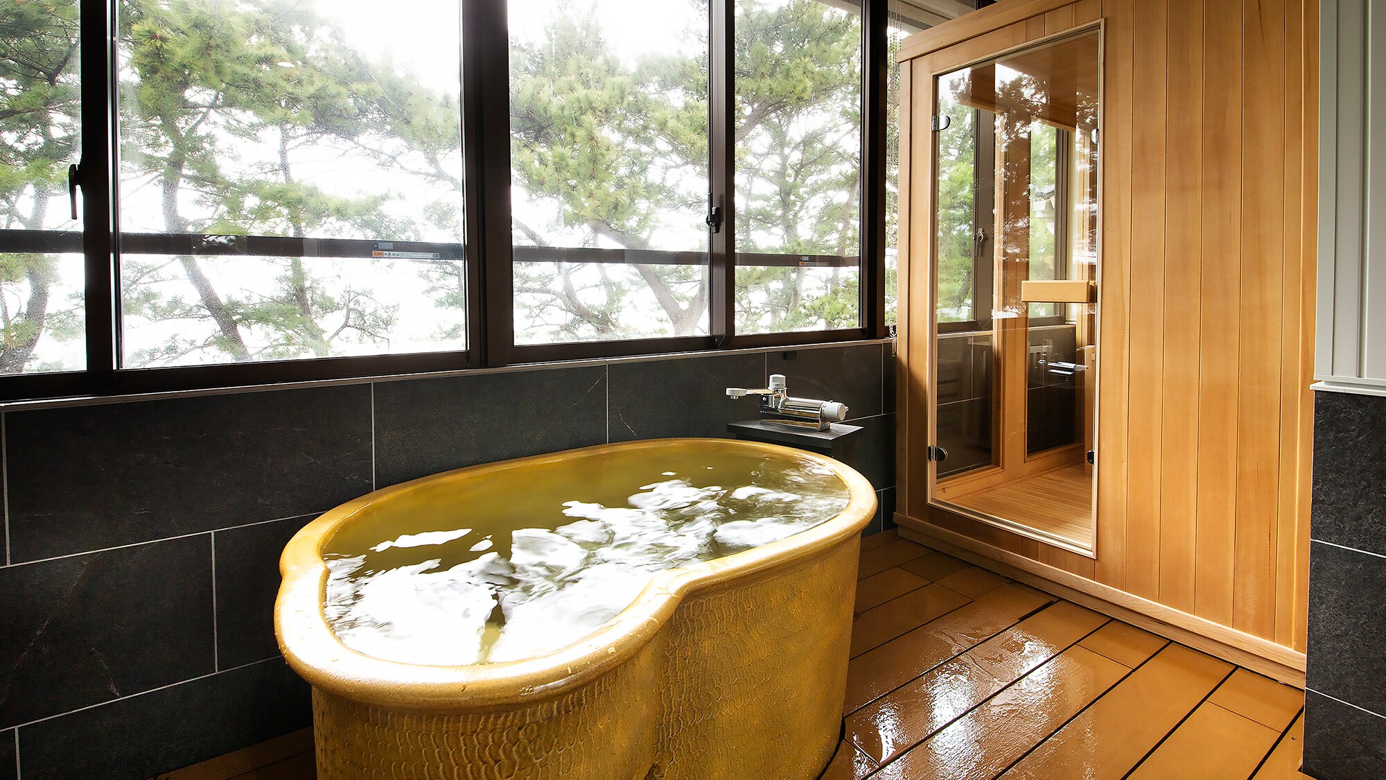 [Deluxe twin with semi-open-air bath] [Semi-open-air bath]