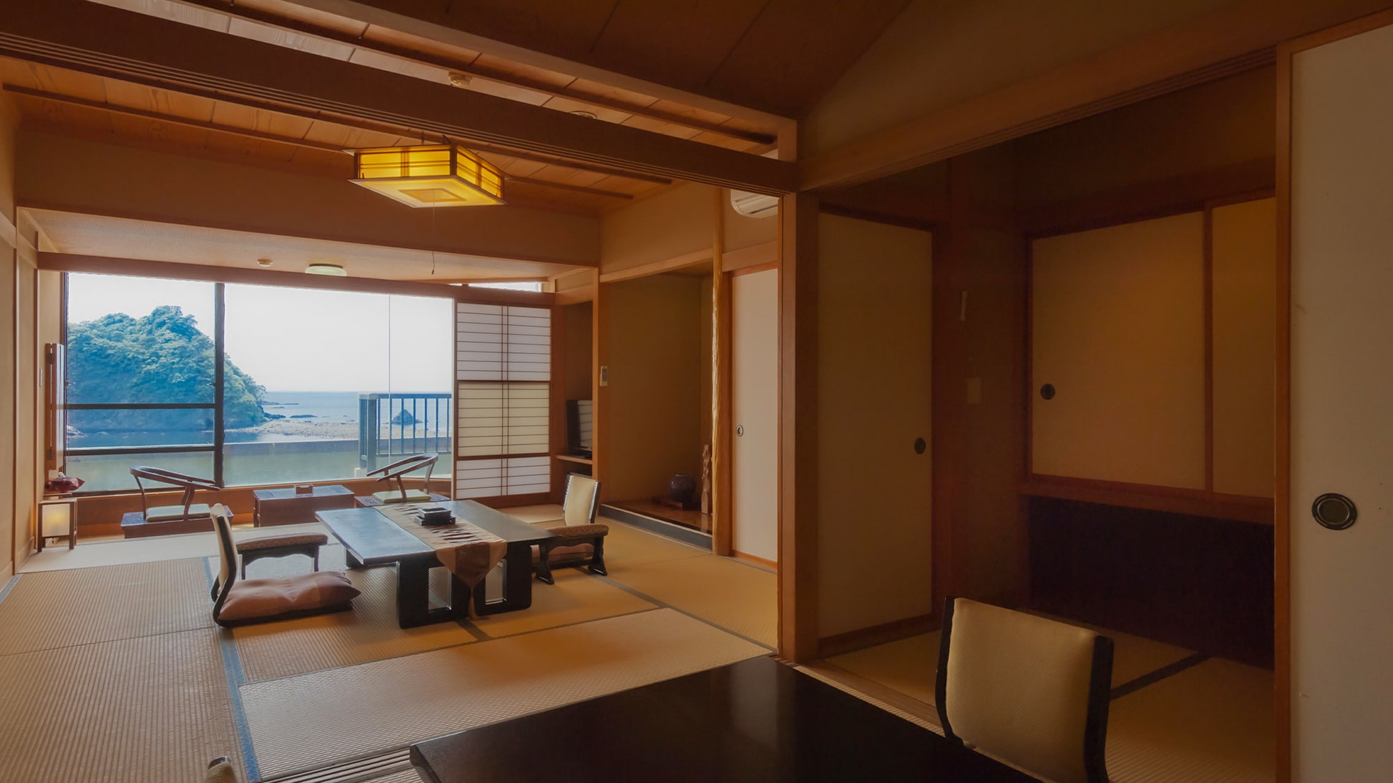 ■Deluxe Japanese-style room 10 tatami mats + 4.5 tatami mats｜Relax in a spacious space. Be healed by the sea view from your room