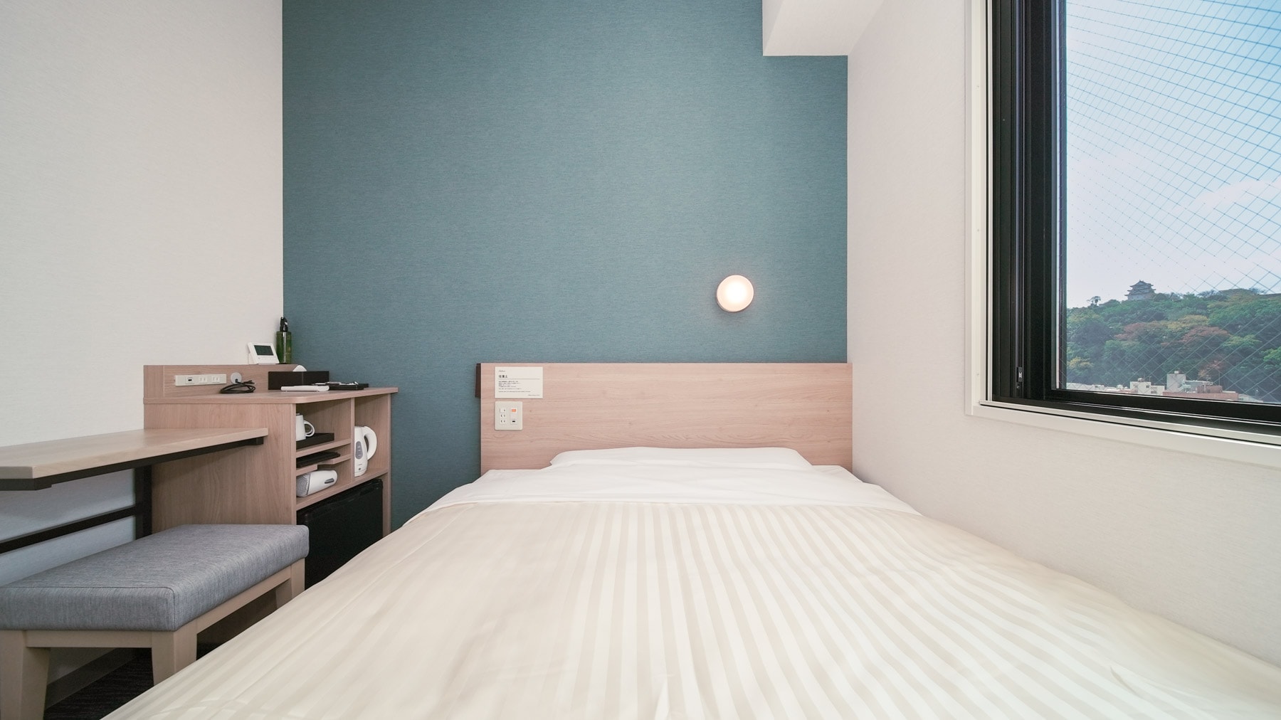 A 150cm wide bed and a mattress with just the right amount of firmness will ensure you a good night's sleep.