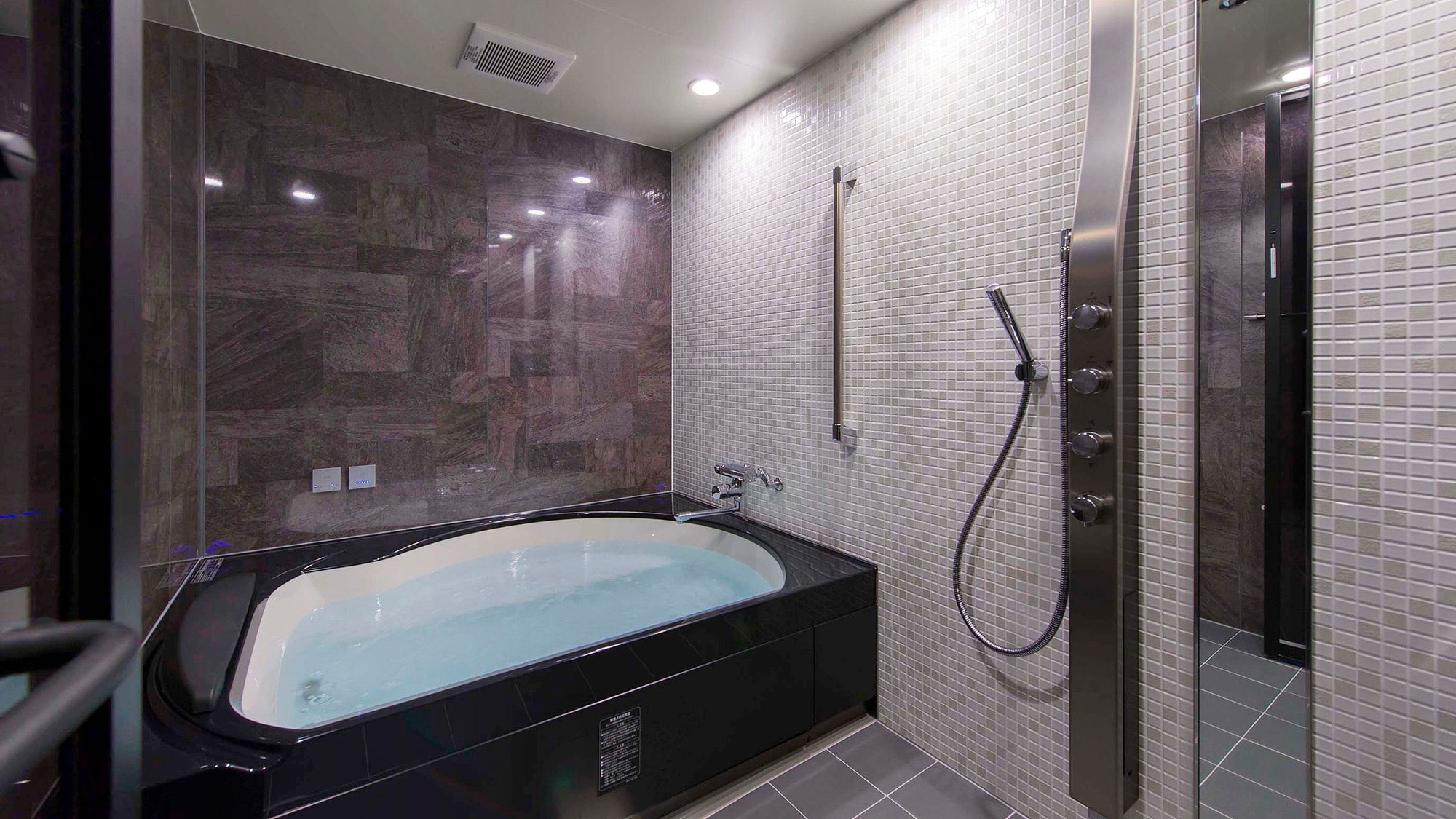 Royal Suite Room 1002 (example of bathroom)