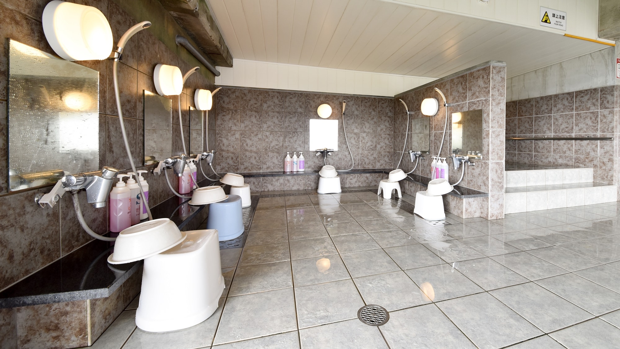 *Large public bath, spacious washing area also available